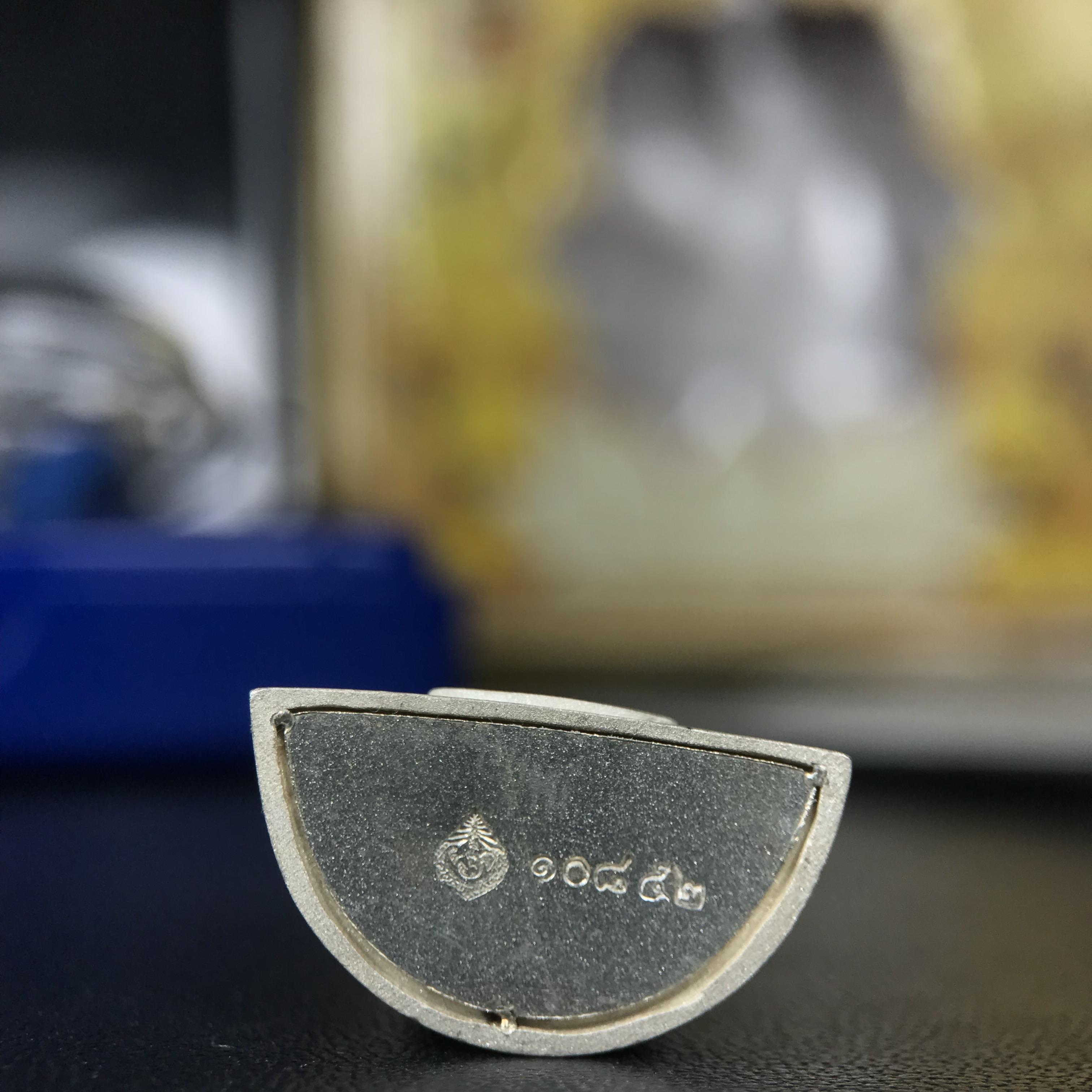 พระแก้วมรกต ทรงเครื่องฤดูร้อน พระราชทานประดิษฐานตราสัญลักษณ์ฉลองสิริราชสมบัติ ครบ 60 ปี ในหลวงรัชกาลที่ 9 พ.ศ.2549 เนื้อเงินลอยองค์พิมพ์ใหญ่ สูง 3.6 ซม. ขนาดหน้าตัก 1/2 นิ้ว (พิธีใหญ่มหาพุทธาภิเษก ณ พระอุโบสถวัดพระแก้ว เกจิอาจารย์ ทั่วประเทศ 108 รูป )