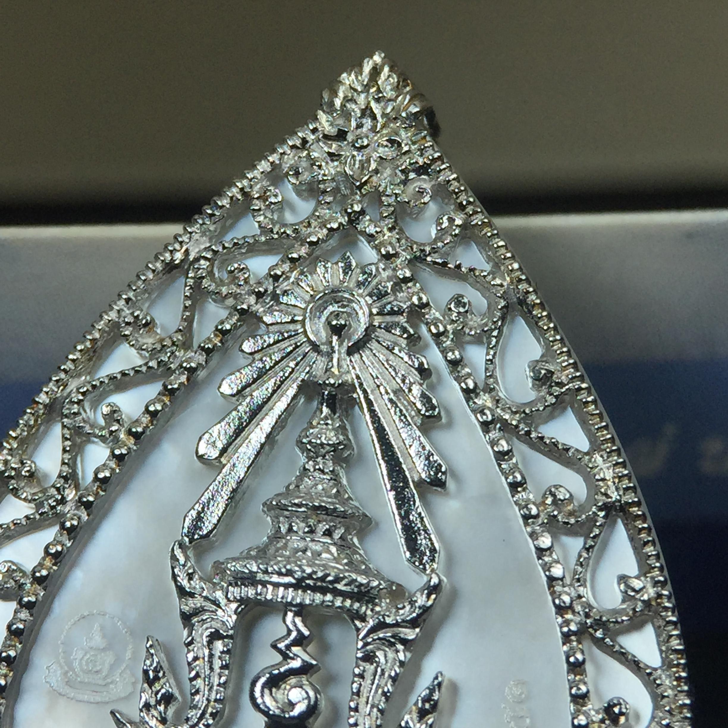 เหรียญพระพุทธชินราช ภปร. โครงการ เพราะแผ่นดินนี้คือแผ่นดินเกิด ปี 2551 รูปหยดน้ำ เนื้อเงินชุบทองคำขาว(ล้อมด้วยกรอบเงินชุบทองคำขาวสลักเสลาเป็นลวดลายละเอียดอ่อน ส่วนพื้นองค์พระเป็นเปลือกหอยมุขสวยงดงาม )(ขนาด 21 x 29 มม.) (สวยงามหายาก)1ใน5000องค์