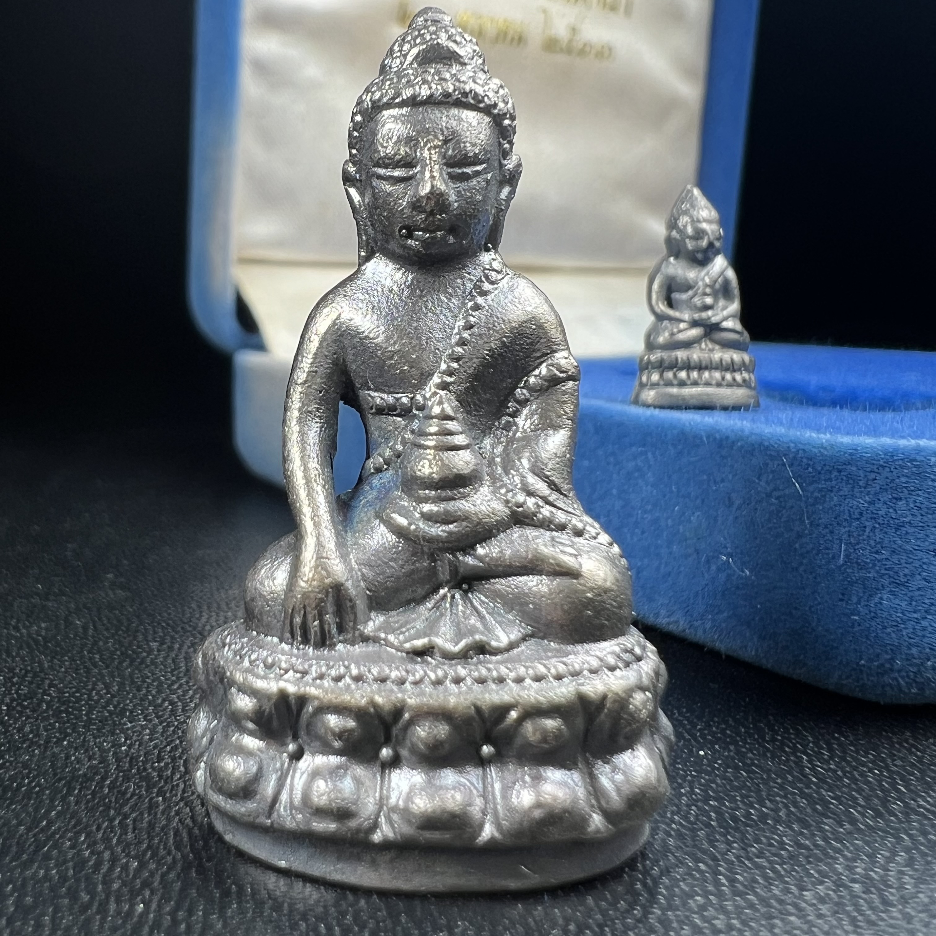 พระกริ่ง-พระชัยวัฒน์ สว. 90 พรรษาสมเด็จย่า ปี2533 เนื้อนวโลหะ(ผสมทองคำเยอะมากรุ่นนี้)(ในหลวงรัชกาลที่9เสด็จในพิธี)(หล่อแบบโบราณอุดมวลสาร 108 แบบฉบับพระกริ่งใหญ่สายวัดสุทัศน์ พระสังฆราช(แพ))(1 ใน 3000 ชุด) หายาก