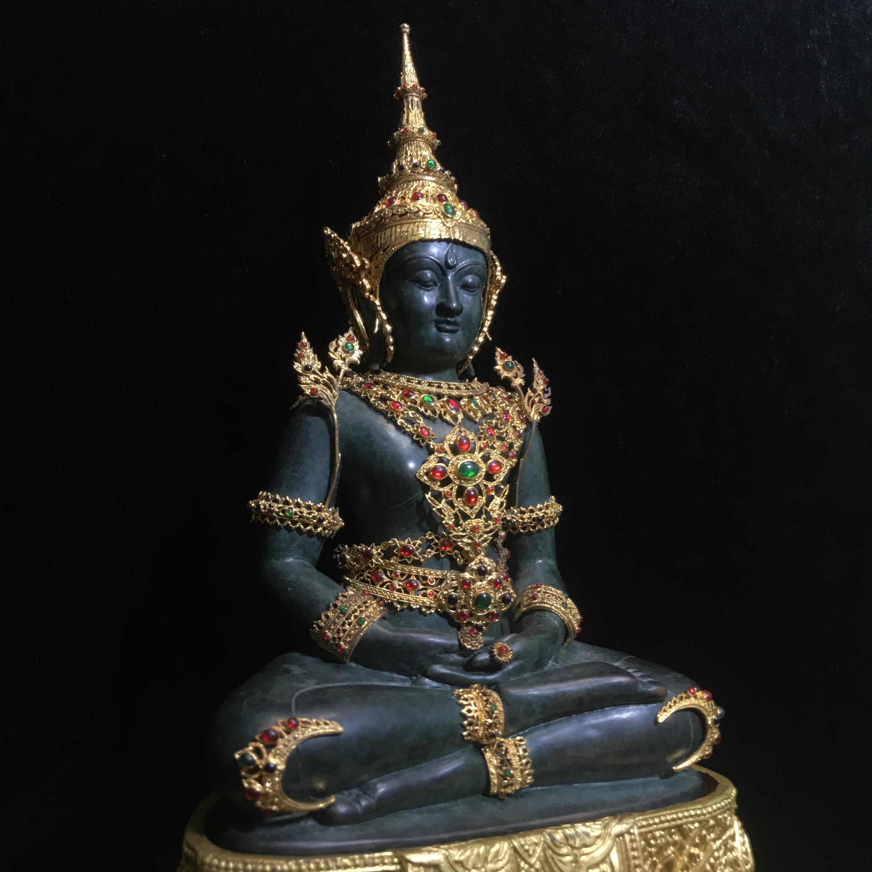 พระพุทธมหามณีรัตนปฏิมากร จำลอง (พระแก้วมรกต) ขนาดบูชาหน้าตัก 5 นิ้ว ตราสัญลักษณ์ ภ.ป.ร. รุ่นแรก ปี2547 เนื้อนวโลหะเคลือบสีเขียว(เครื่องทรงนวโลหะชุบทอง)