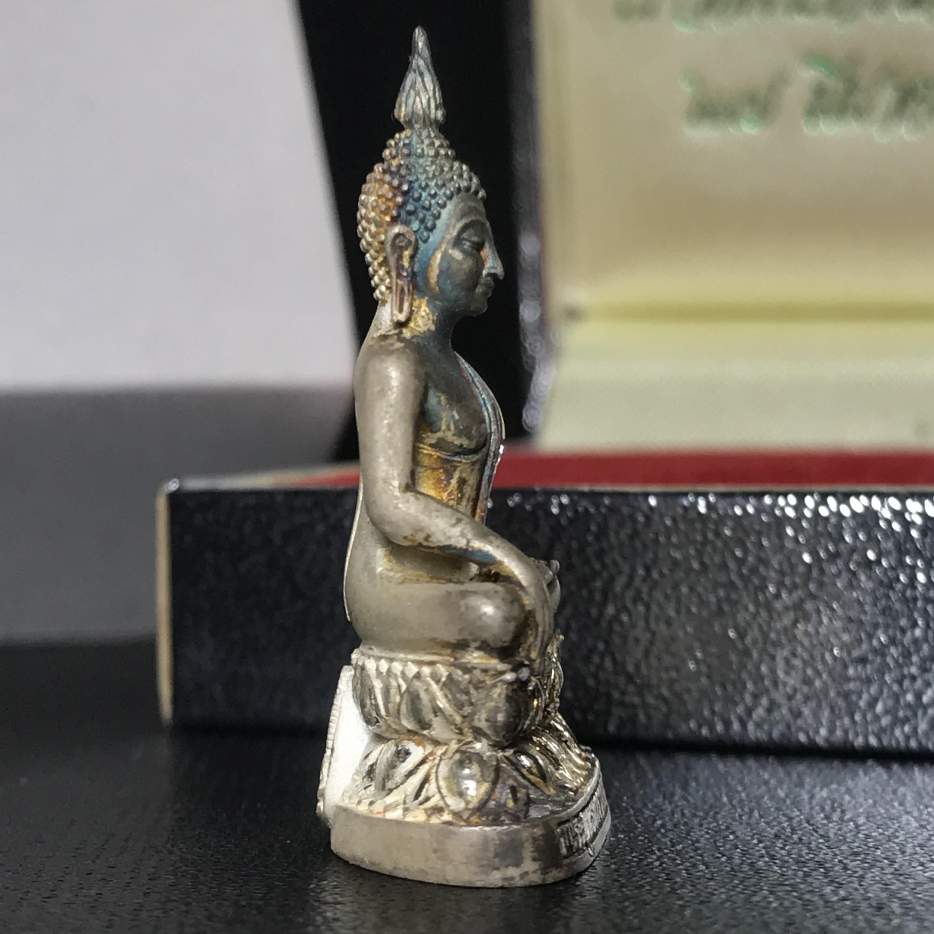 พระกริ่งพระพุทธนวราชบพิตร ครองสิริราชสมบัติครบ 50 ปี พ.ศ.2540 เนื้อเงินผิวเดิมๆขึ้นสีรุ้งธรรมชาติแบบนิยม(หายาก)พร้อมกล่องบรรจุเดิมครบสมบูรณ์