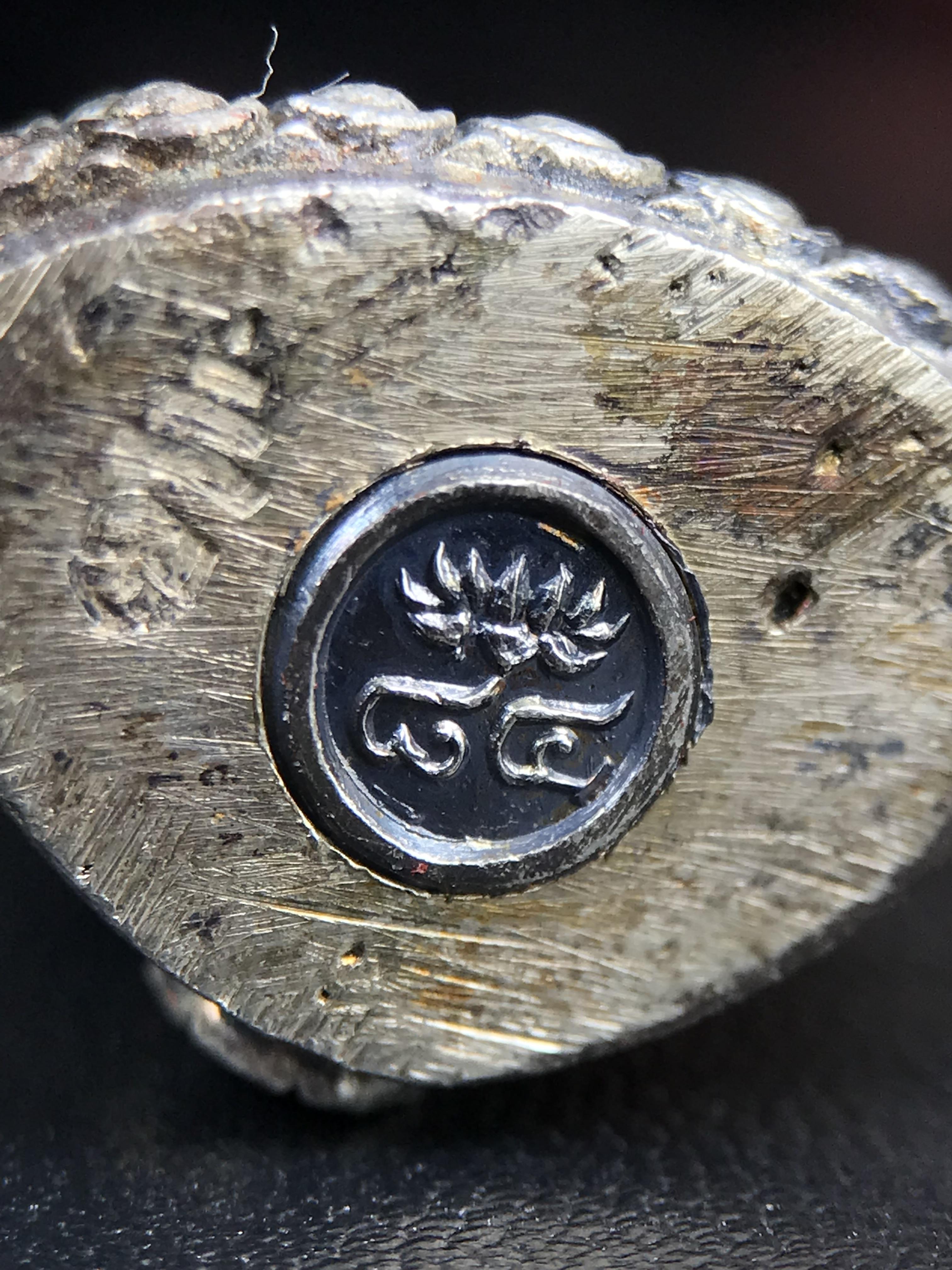 พระกริ่งฉลองพระชนมายุครบ 7 รอบ 84 พรรษา สมเด็จพระสังฆราช(วาสน์) วัดราชบพิธ พ.ศ.2525 เนื้อเงิน ผิวเดิมขึ้นน้ำทองสภาพสวยมาก ในกล่องชุดพิเศษกรรมการ พร้อมพระชัยวัฒน์ เนื้อนวโลหะ ครบชุดสมบูรณ์(งานแกะแม่พิมพ์โดย นายช่างเกษม มงคลเจริญ)(หายาก)