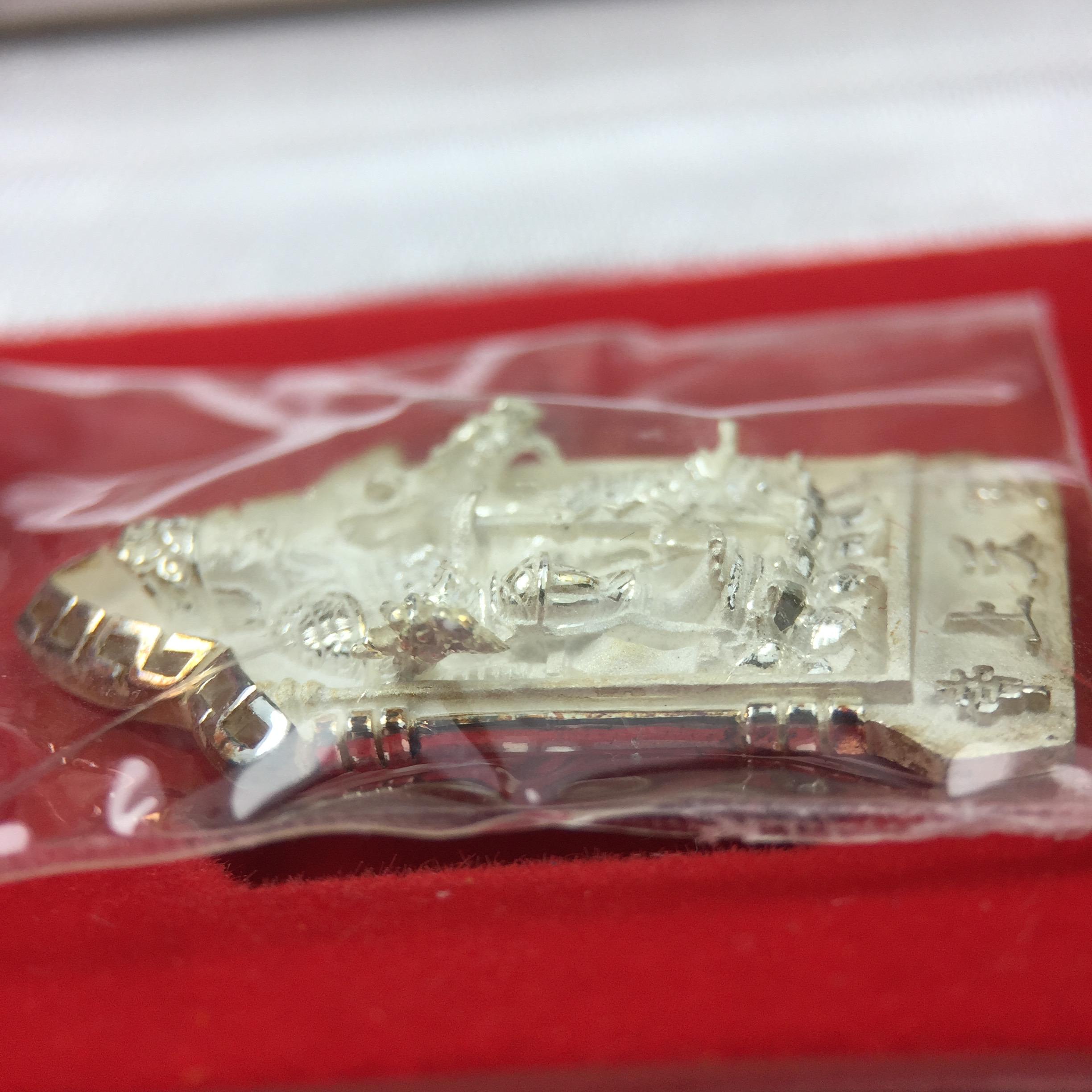 เหรียญรูปเหมือนเจ้าพ่อเสือ (ตั่วเหล่าเอี๊ย)รุ่นสองแผ่นดิน ปี 2542 หลัง ตราสัญลักษณ์ ภปร. 6รอบ 72 พรรษาในหลวงรัชกาลที่9 เสือคาบดาบ เหรียญหล่อ 3 มิติ เนื้อเงิน พิมพ์ใหญ่ ปลุกเสก ณ วัดมังกรกมลาวาส(เล่งเน่ยยี่)สภาพสวยซีนซองเดิมกล่องครบเดิม