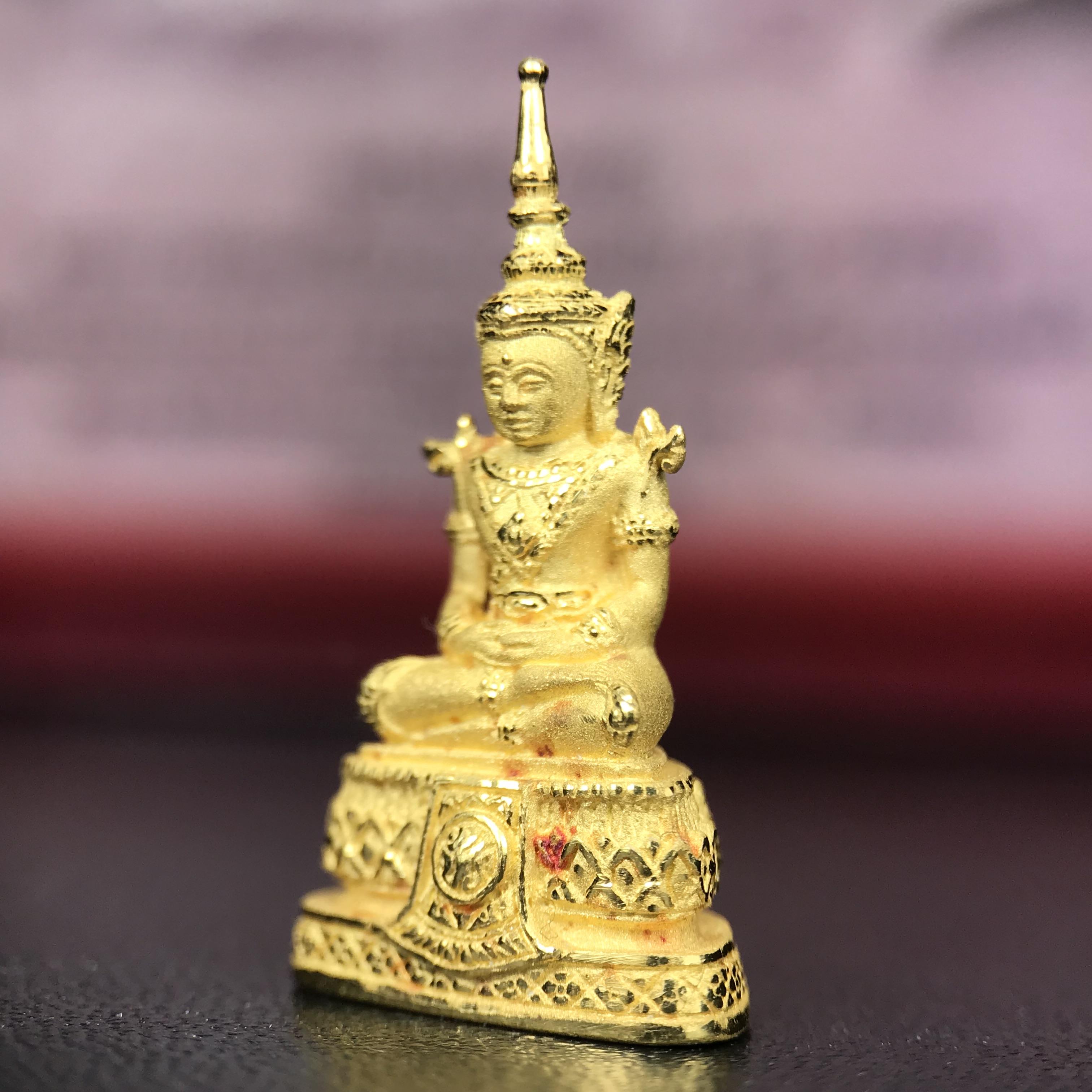 พระแก้วมรกต ภปร.(รุ่นแรก) ปี2545 รุ่นฉลองกรุงรัตนโกสินทร์ครบ 220 ปี พิมพ์ลอยองค์เล็ก เนื้อทองคำบริสุทธิ์ 96.5%(6.5กรัม) ขนาด 10*19 มม.ครบสมบูรณ์(องค์หมายเลข ๙๙)(หมายเลขมงคลเจริญก้าวหน้าในทุกๆด้าน)สุดยอดมงคลแผ่นดินที่ควรเก็บรักษา บูชาเป็นมงคลชีวิต(หายาก)