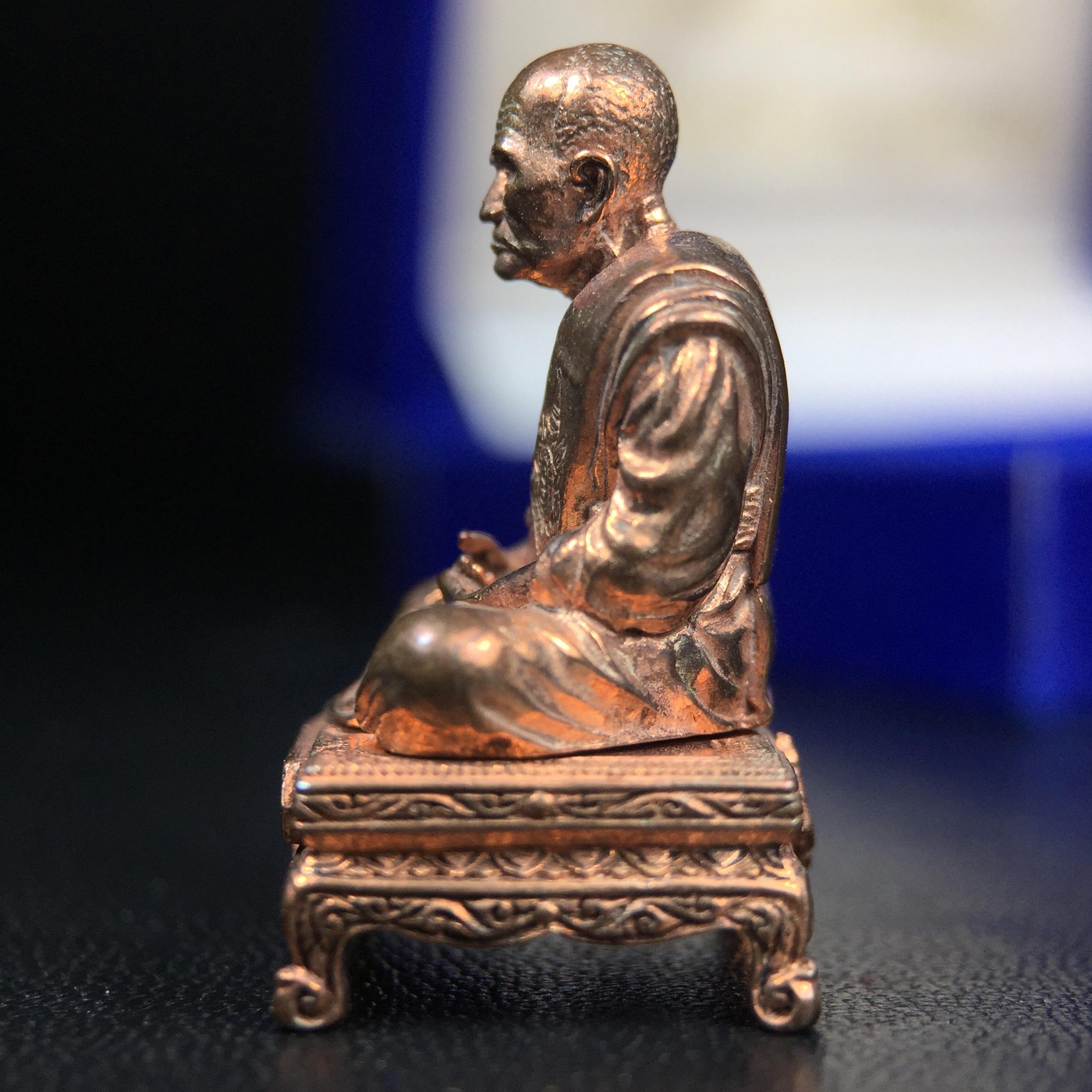 รูปหล่อหลวงพ่อเงิน วัดบางคลาน จ.พิจิตร พิมพ์หน้าเหมือนหลวงพ่อ "รุ่น 91 ปี กรมเสมียนตรา" กระทรวงกลาโหมจัดสร้างในปี 2543 พุทธาภิเษกใหญ่ 3 วัด 3พิธีวัดสุทัศน์ /วัดบางคลาน/วัดพระแก้ว เนื้อนวโลหะปัดเงา(แก่ทองคำ)พุทธศิลป์งดงามมากหายาก(ตอกโค๊ตหมาย ๖๐๘)