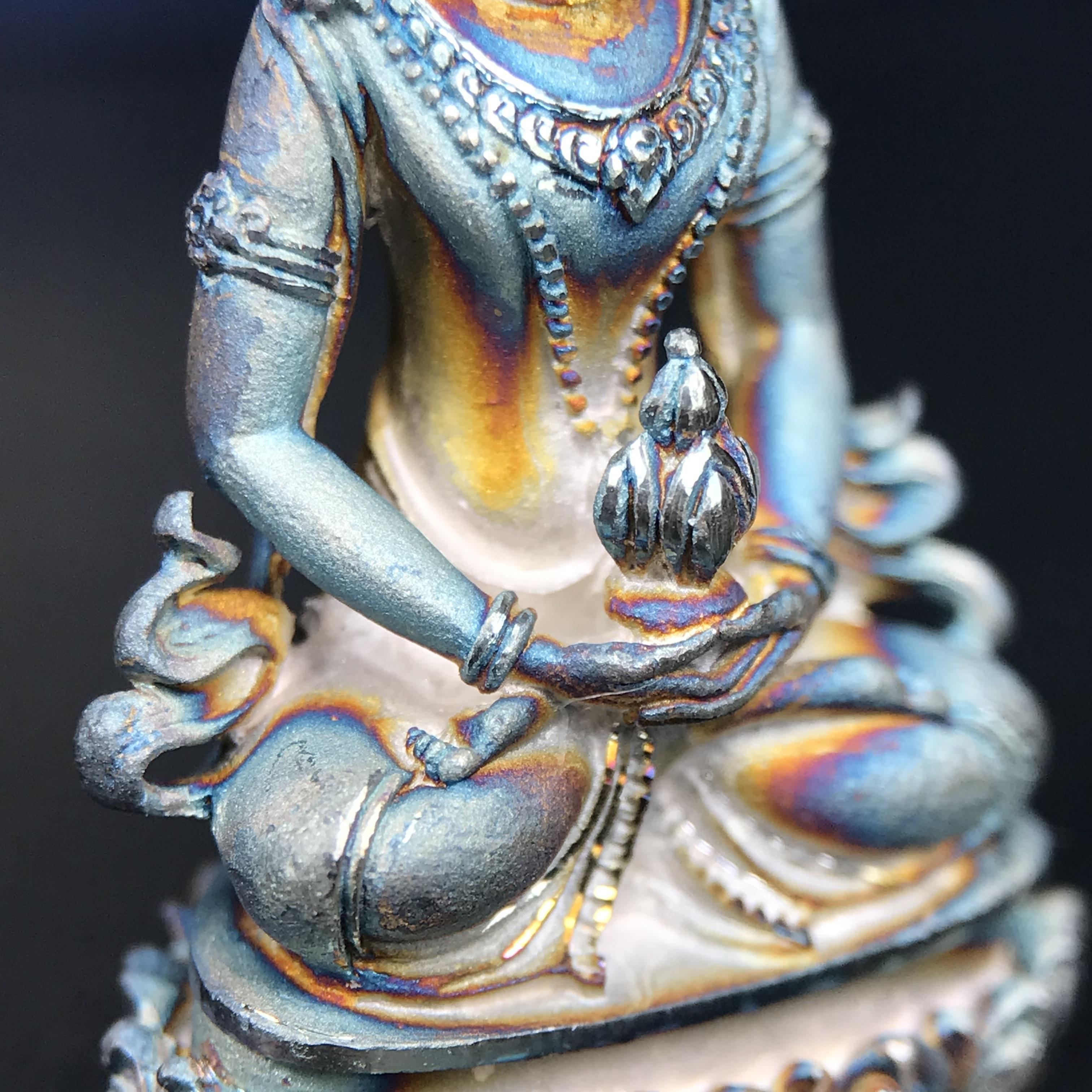 พระกริ่งอวโลกิเตศวร ( เจ้าแม่กวนอิม ) วัดโพธิ์แมนคุณาราม รุ่นอุดมโภคทรัพย์ ปี 2539 เนื้อเงินพ่นทราย(ผิวเดิม ขึ้นสีรุ้งธรรมชาติ แบบนิยม เสน่ห์ของพระเนื้อเงิน)(พร้อมกล่องบรรจุเดิม)(อีกหนึ่งรุ่นยอดนิยม พุทธศิลป์สวยงดงาม)หายาก 1 ใน 5000 องค์*องค์หมายเลข ๓๖๔๒*