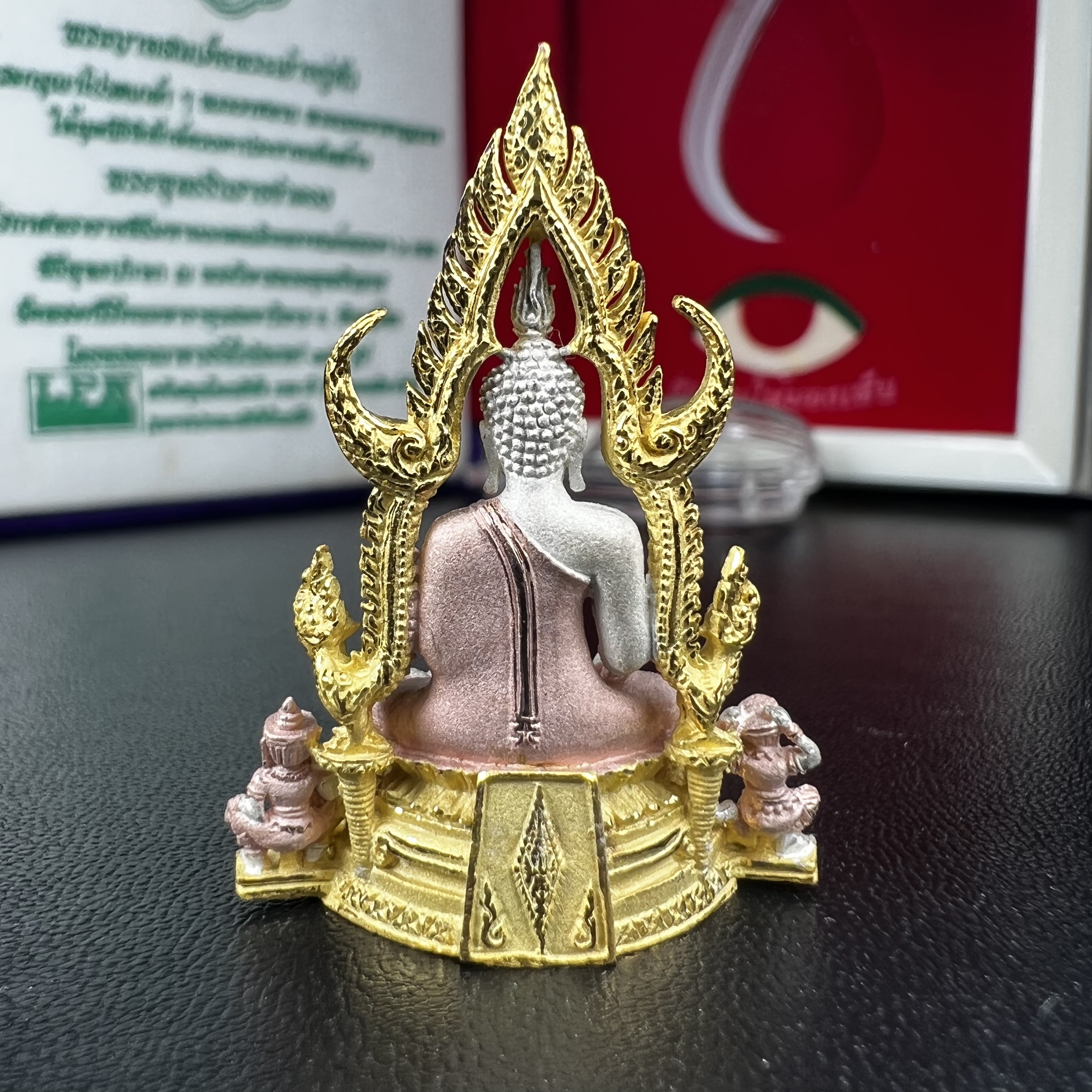 พระพุทธชินราช ภปร. ในวโรกาสพระราชพิธีมหามงคล เฉลิมพระชนมายุ6รอบ 5ธันวาคม2542 มูลนิธิพิทักษ์ดวงตาประชาชน จัดสร้าง เนื้อเงินแบบสามกษัตริย์ขัดเงาบางส่วน พิมพ์ใหญ่ ขนาดสูง 3.4 ซม. พร้อมกล่องบรรจุเดิม