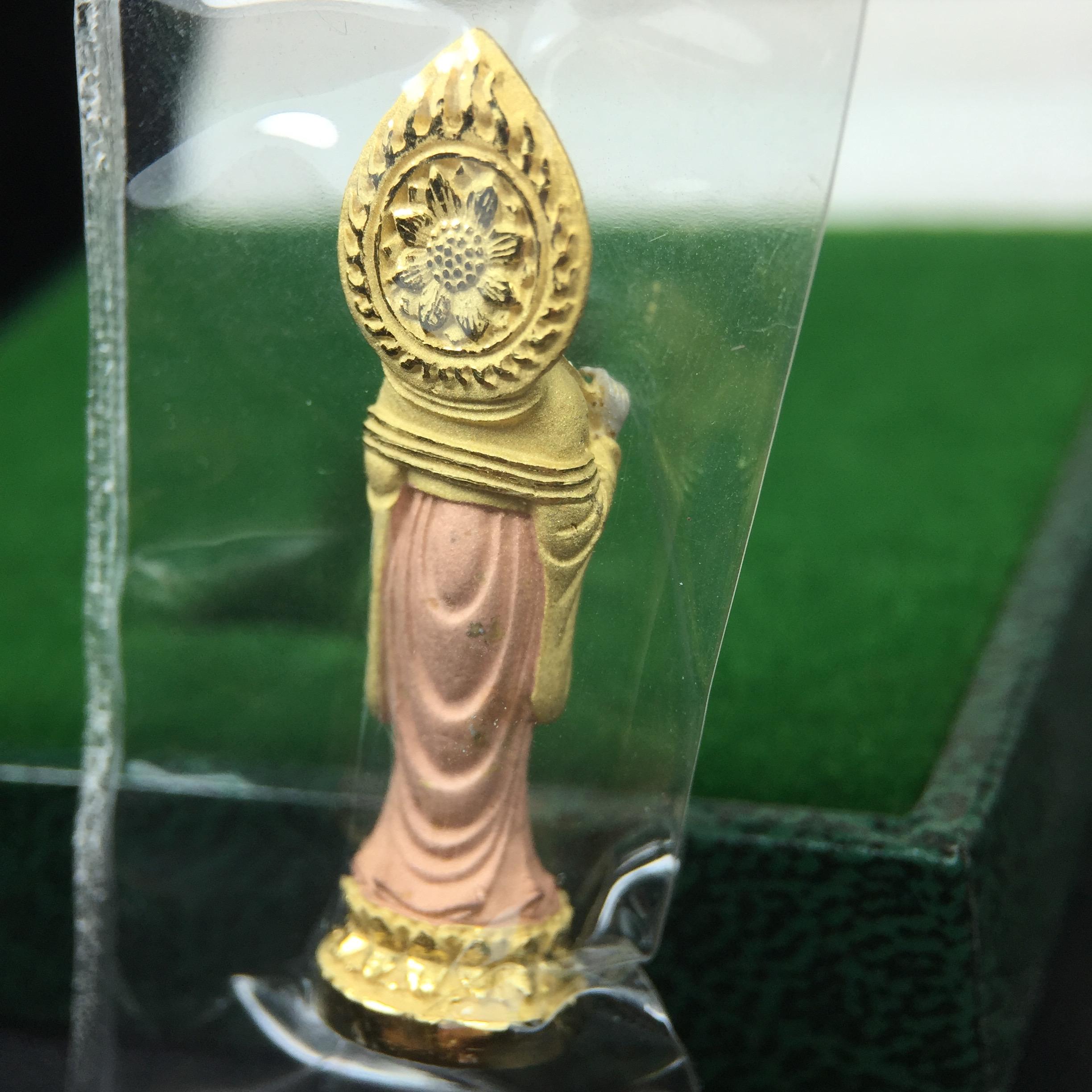 พระโพธิสัตว์อวโลกิเตศวร(เจ้าแม่กวนอิม)รุ่นฉลองปีกาญจนาภิเษก ปี2540 เนื้อเงินบริสุทธิ์ 99.9%(ชุบ3กษัตริย์) เทศบาลนครหาดใหญ่จัดสร้างถวายเฉลิมพระเกียรติพระบาทสมเด็จพระเจ้าอยู่หัวทรงครองสิริราชสมบัติครบ 50 ปี(สภาพซีนซองเดิมกล่องบรรจุการ์ดใบรับรองเดิมครบ)หายาก