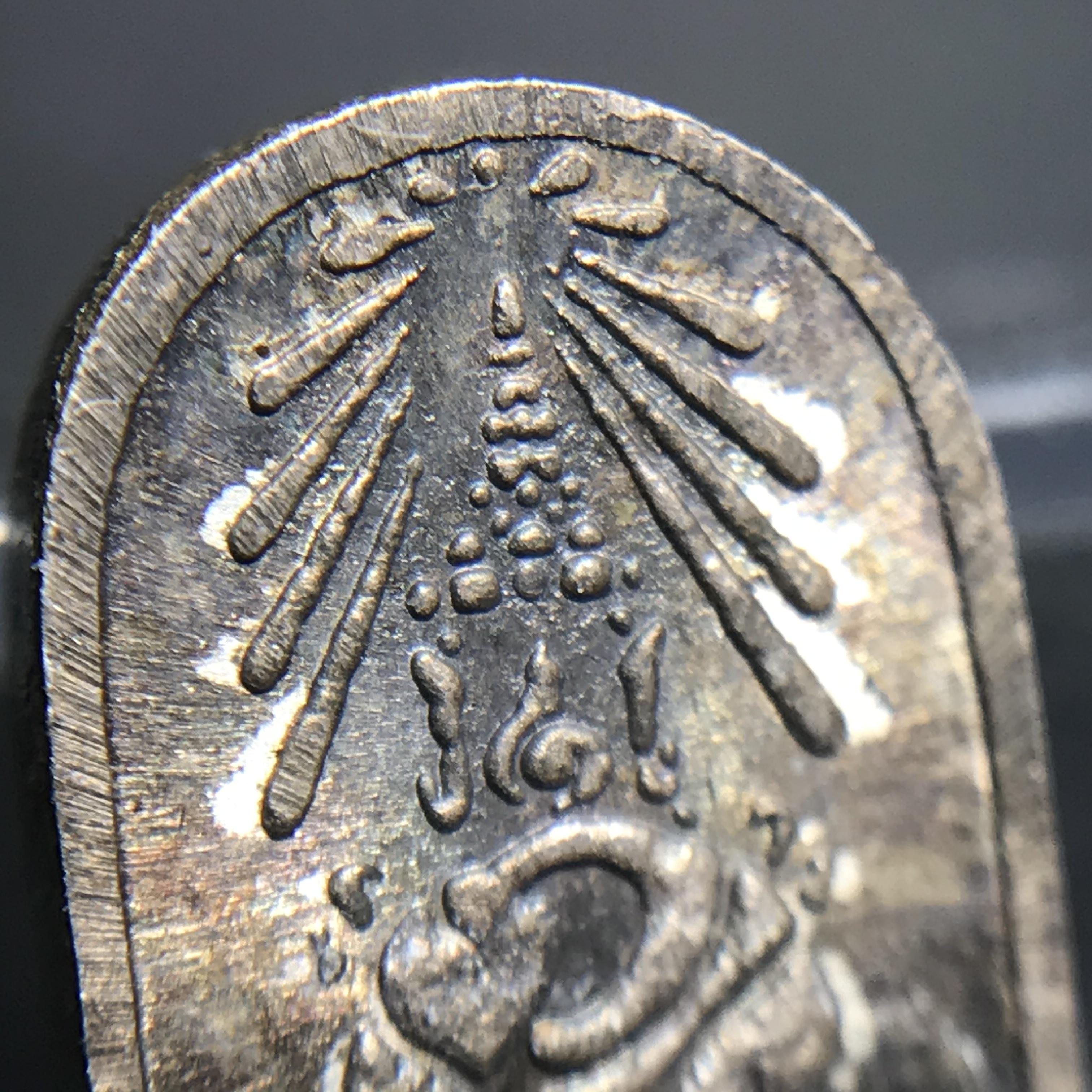 พระปรกใบมะขาม พระพุทธสิหิงค์ ภปร. ธรรมศาสตร์ 50ปี เนื้อเงิน(ในหลวงรัชกาลที่9 เสด็จเททอง)(พระปรกใบมะขาม ภปร. รุ่นแรก)(คัดสภาพสวยคมชัด ผิวเดิม)หายาก