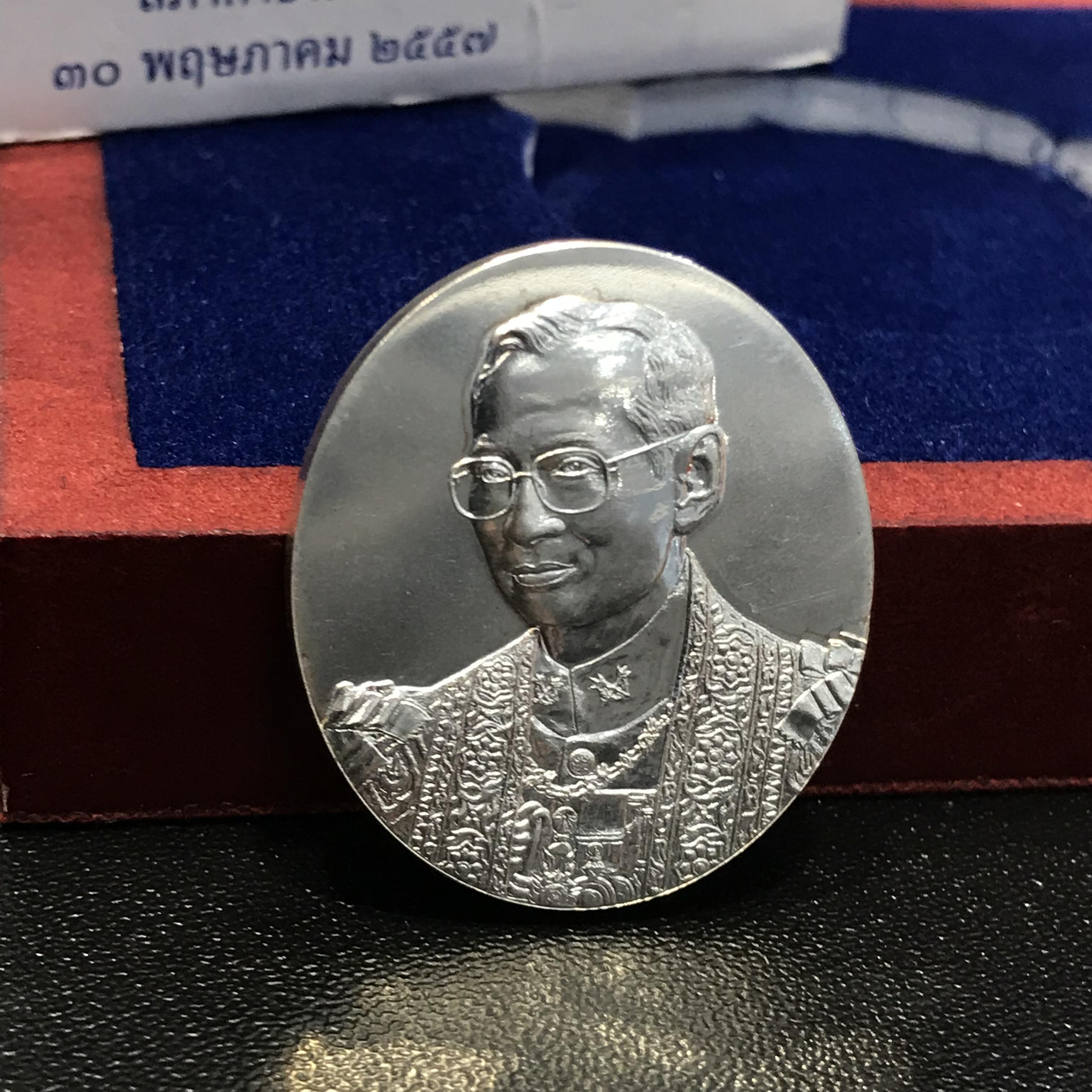 เหรียญพระบรมรูปพระบาทสมเด็จพระเจ้าอยู่หัว ที่ระลึก 100 ปี โรงพยาบาลจุฬาลงกรณ์ สภากาชาดไทย เนื้อเงิน(บล็อกโมเน่( Monnaie De Paris))1ใน5000เหรียญ