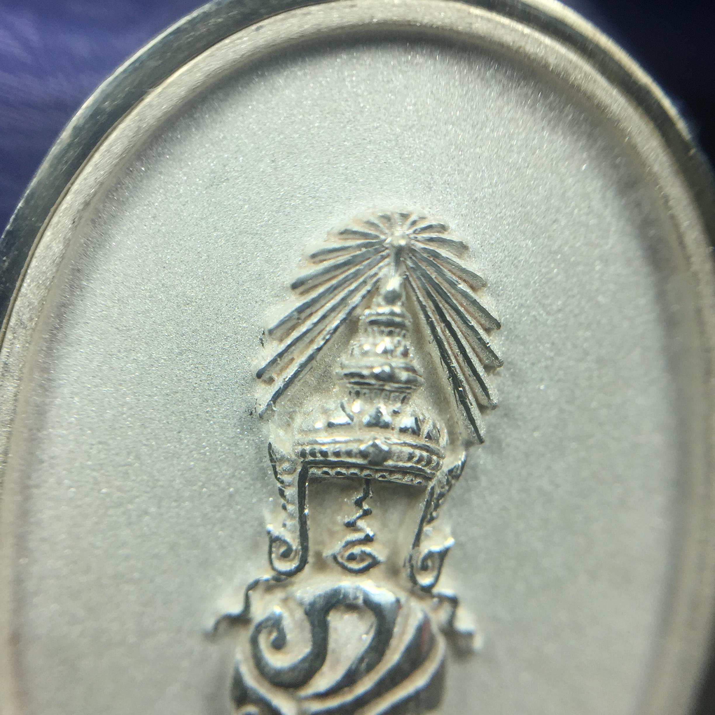 พระแก้วมรกต ภปร. ปี2547 จัดสร้างโดย รพ.ภูมิพลฯ เนื้อเงิน เหรียญทรงกลมรี(1ใน3000องค์)