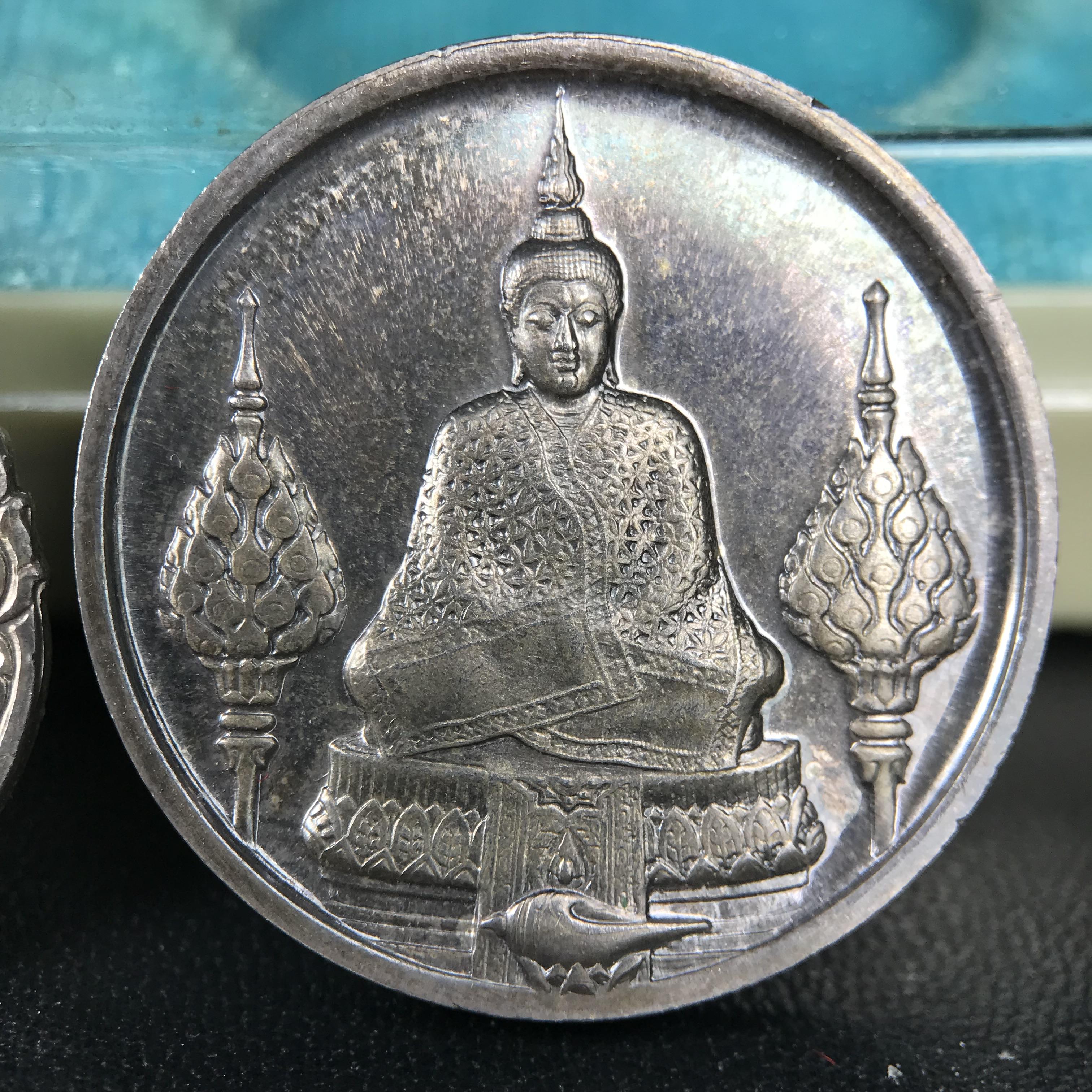 เหรียญพระแก้วมรกตหลัง ภปร. ฉลองกรุงรัตนโกสินทร์ครบ 200 ปี พ.ศ.2525 เนื้อเงิน(ผิวเดิมสวย)กล่องบรรจุเดิมครบ 3พิมพ์ ร้อน ฝน หนาว(บล็อกแรกไม่มีพระราชศรัธานิยม)(ในหลวงรัชกาลที่9 เสด็จในพิธี)พระคู่บ้านคู่เมือง...พระดี...พิธีใหญ่(บล็อกแรกครบชุด ผิวเดิม หายาก)