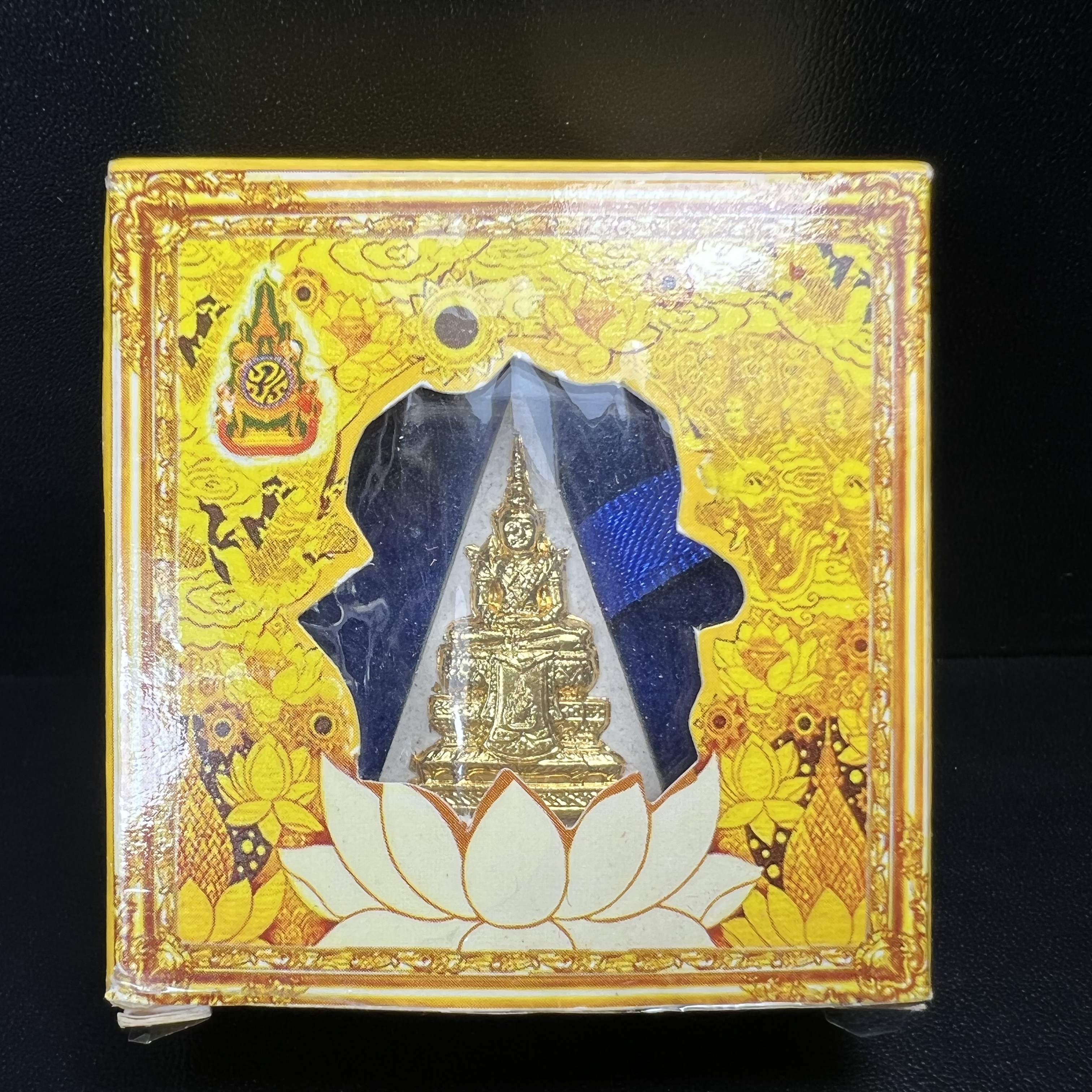 พระแก้วมรกต(จำลอง)ทรงเครื่องฤดูร้อน พระผงบูชา ด้านหน้าปิดทอง ด้านหลังตราสัญลักษณ์ฉลองสิริราชสมบัติครบ 60ปี เนื้อเงิน(รุ่นนี้ได้พระราชทานเส้นพระเจ้า(เส้นผม)รัชกาลที่9ในการจัดสร้าง)