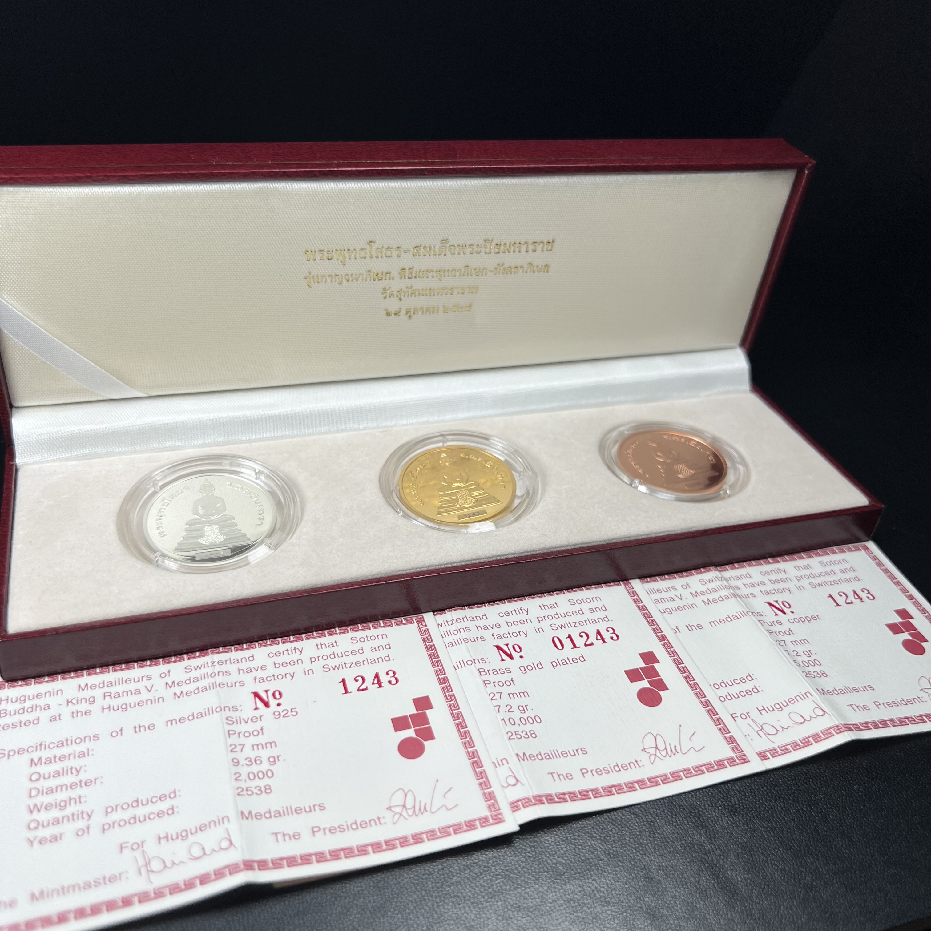 เหรียญพระพุทธโสธร-สมเด็จพระปิยมหาราช รุ่นกาญจนาภิเษก วัดสุทัศน์เทพวราราม ปี2538 ครบชุดสามกษัตริย์ 1 ชุดมี 3 เนื้อ (เงินขัดเงา+กะไหล่ทองขัดเงา+ทองแดงบริสุทธิ์ขัดเงา) ขนาด 27 มม. ครบชุดพิมพ์ใหญ่หมายเลขเดียวกันพร้อมกล่องและใบรับรองเดิม(1ใน 2000 ชุดหายาก)