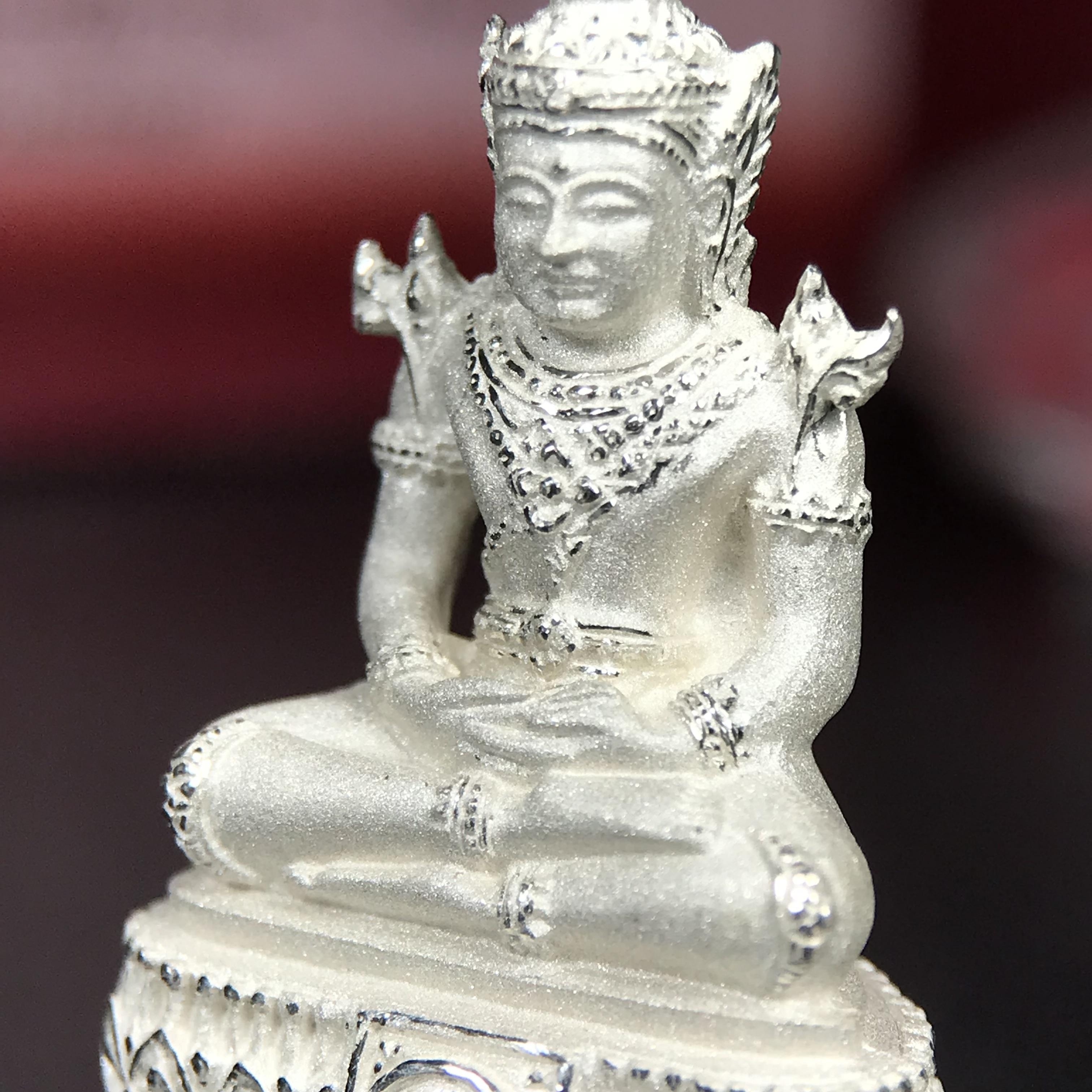 พระแก้วมรกต ภปร.(รุ่นแรก) ปี2545 จัดสร้างในมหาวโรกาส พระบาทสมเด็จพระเจ้าอยู่หัวรัชกาลที่ 9 ครบรอบ 75 พรรษา และฉลองกรุงรัตนโกสินทร์ครบ 220 ปี พิมพ์ลอยองค์ใหญ่ เนื้อเงินบริสุทธิ์ 92.5% ขนาด 19*35 มม. พร้อมกล่องบรรจุเดิม สวยครบสมบูรณ์(องค์หมายเลข ๔๔๗๑)