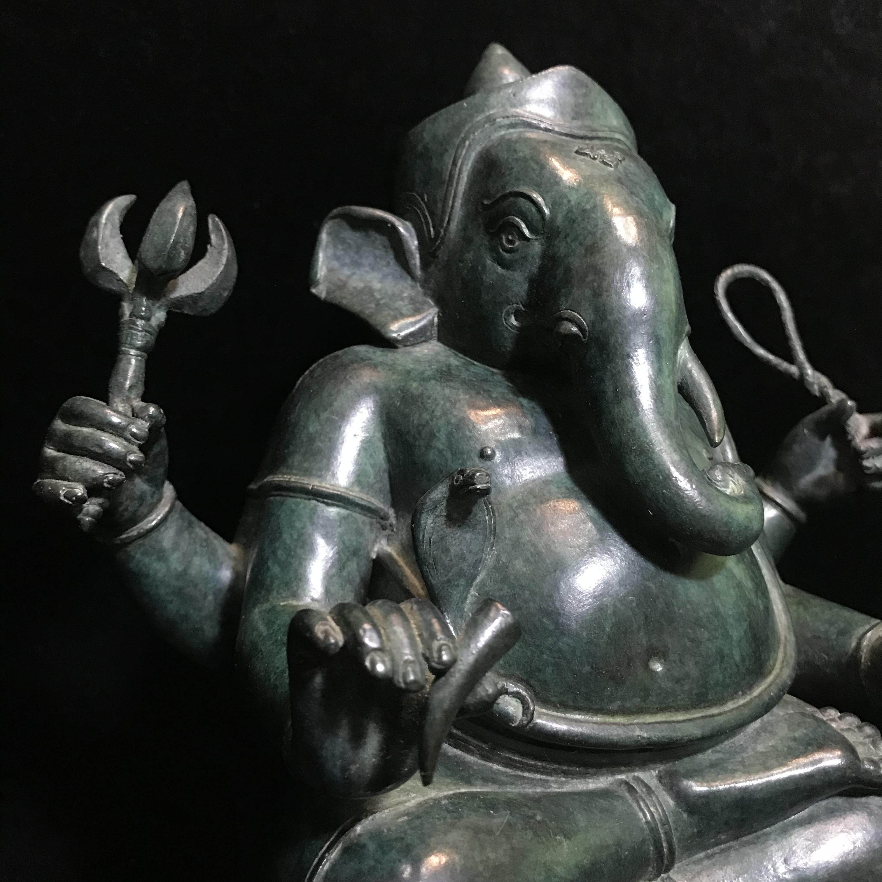 พระพิฆเนศครบรอบ55ปี คณะจิตรกรรม ม.ศิลปากร ปี 2540 เนื้อสำริด สนิมเขียว พาติน่า (Patinas) ขนาด 5x9 นิ้ว เป็นพระพิฆเนศที่งดงามทางด้านศิลปะมาก