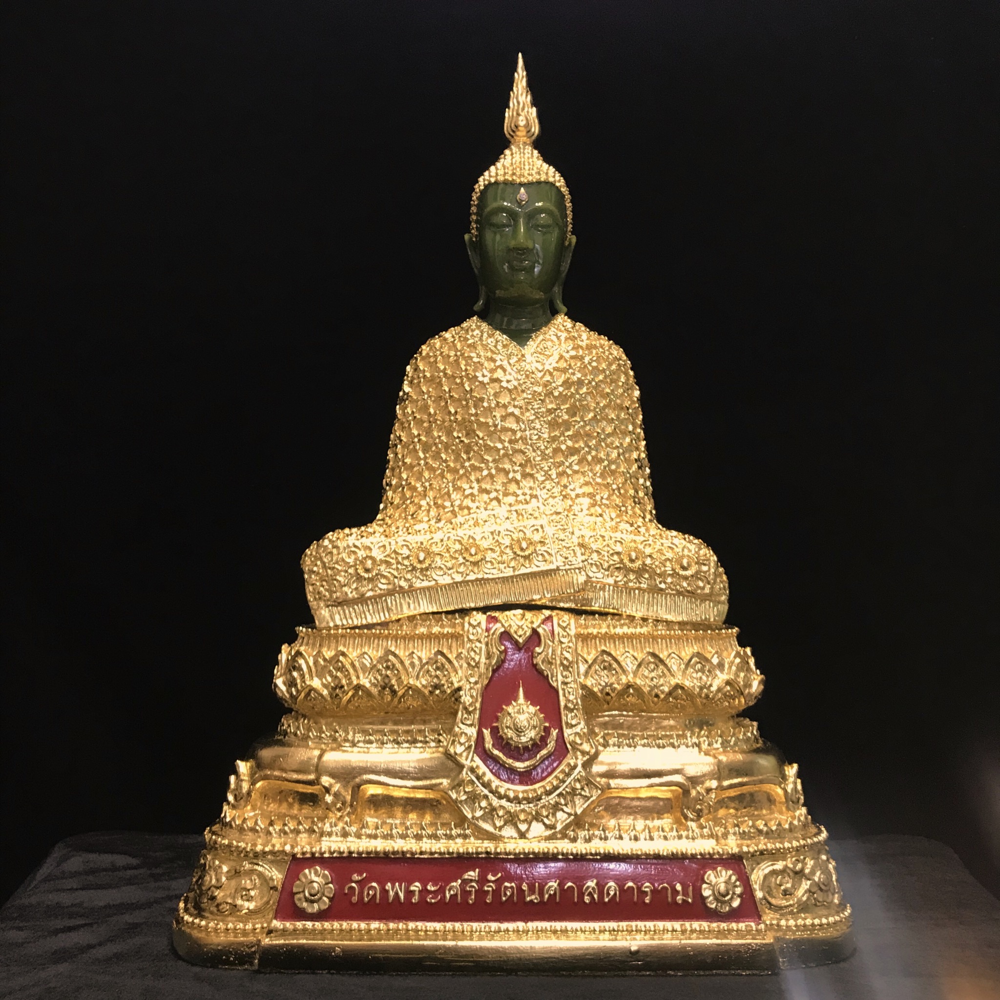 พระพุทธมหามณีรัตนปฏิมากร(พระแก้วมรกต) วัดพระศรีรัตนศาสดาราม สำนักพระราชวัง จัดสร้าง (บรรจุมวลสารใต้ฐาน)ฤดูหนาว ขนาดหน้าตัก 9นิ้ว