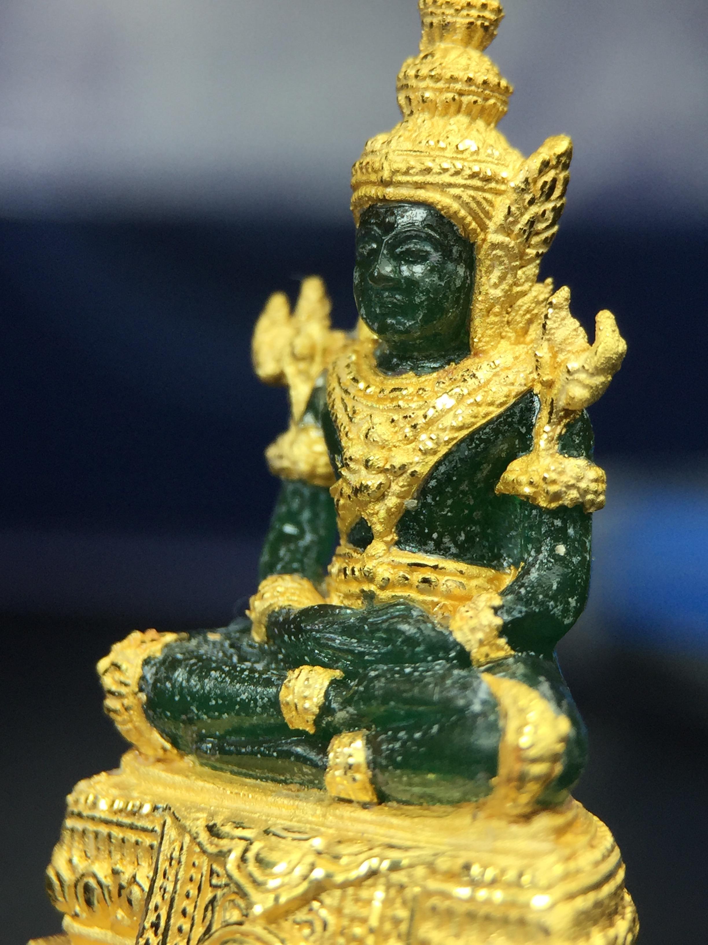 พระแก้วมรกต ภปร. จัดสร้างโดย รพ.ภูมิพลฯ ปี2547 ลอยองค์ขนาดหน้าตัก 1/2 นิ้ว เนื้อเรซิ่นหุ้มทองคำ99.99 งดงามทรงคุณค่าอีกหนึ่งรุ่นยอดนิยม หายาก