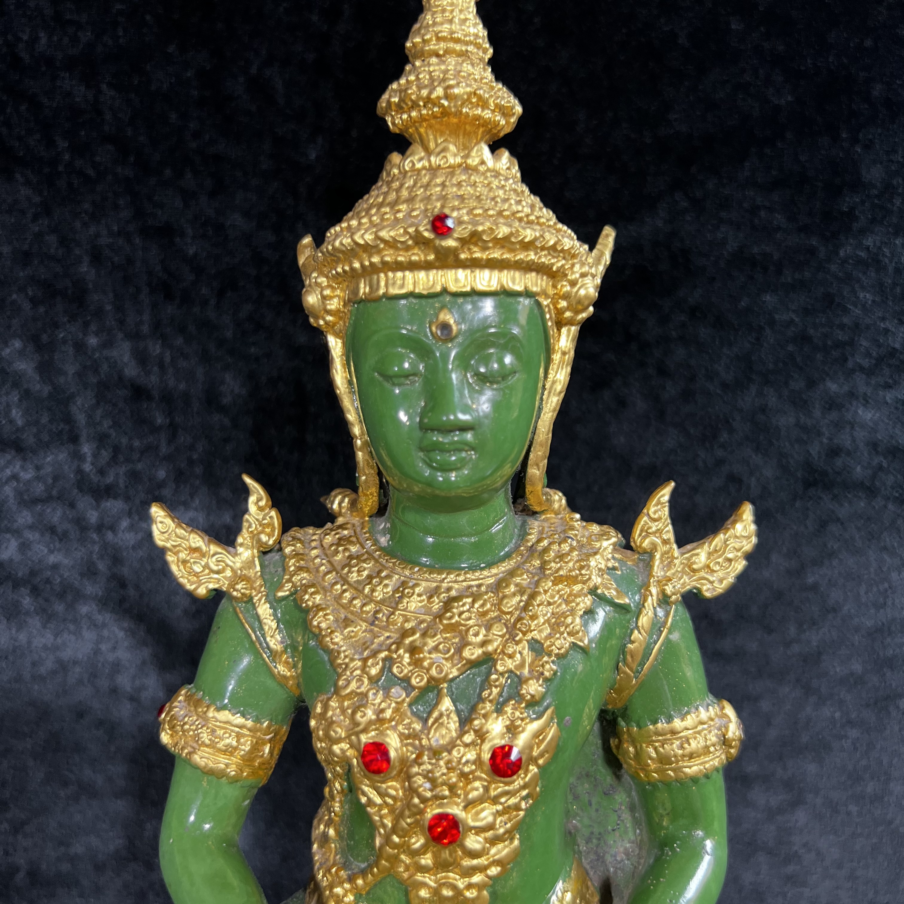 พระพุทธมหามณีรัตนปฏิมากร (จำลอง)พระแก้วมรกต วัดพุทธไทยถาวรวนาราม นครนิวยอร์ก ตรา ภปร. 6รอบ 72พรรษา ในหลวงรัชกาลที่9 ปี2542 ขนาดบูชาหน้าตัก 5นิ้ว หล่อเนื้อโลหะ(ในหลวงรัชกาลที่9 เสด็จเจิมพระสุหร่าย)(1ใน999องค์)