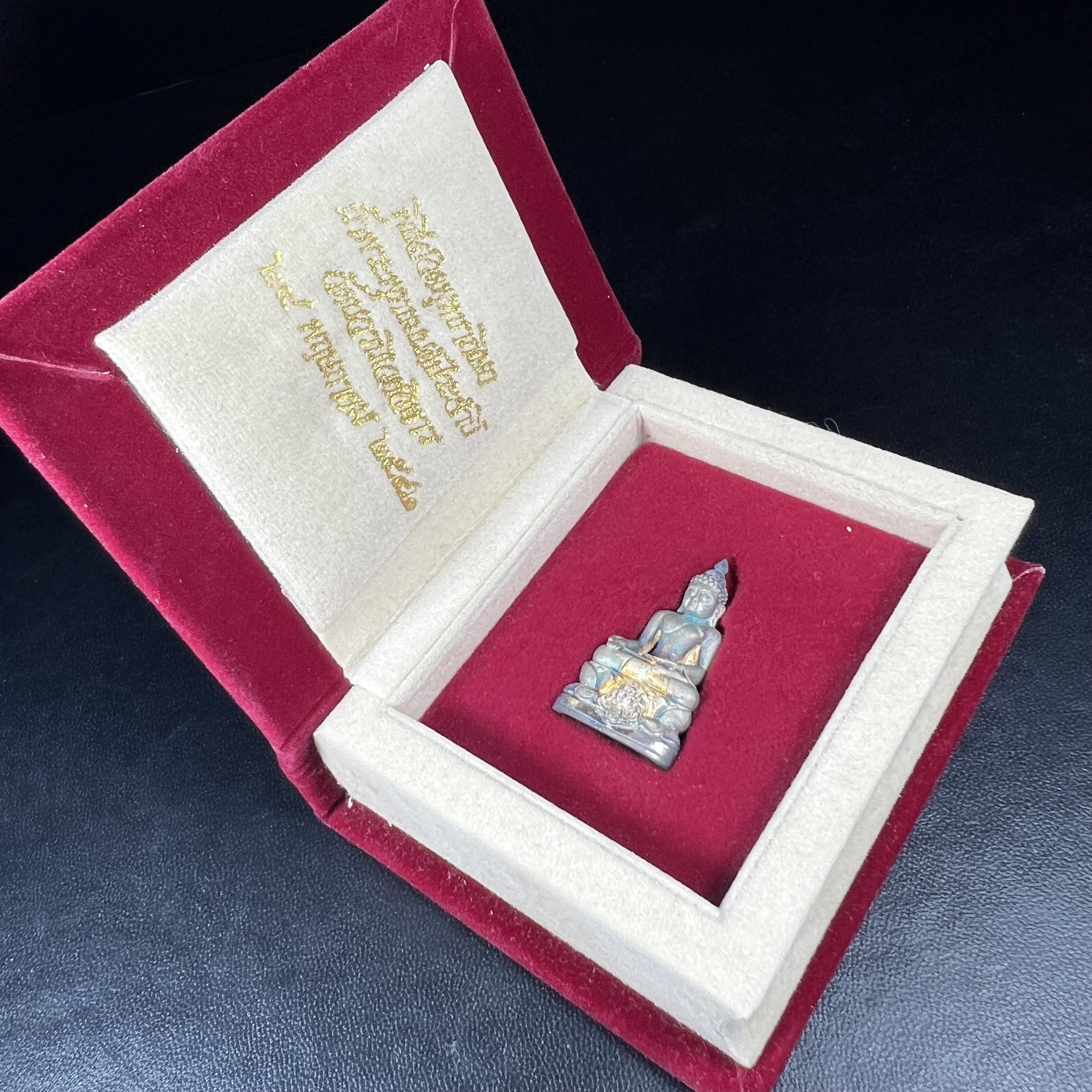 พระกริ่งไพรีพินาศ ตรากาญจนาภิเษก วัดบวรนิเวศวิหาร ที่ระลึกในหลวงรัชกาลที่9 ครองสิริราชสมบัติครบ 50ปี เนื้อเงิน(สภาพผิวเดิมขึ้นสีรุ้งธรรมชาติสวยแบบนิยม)(เสน่ห์พระเนื้อเงินสีสันที่ธรรมชาติสรรค์สร้าง)เข้มขลังทรงอานุภาพยิ่งใหญ่ กำราบศัตรูพ่ายสิ้น พระไพรีพินาศ