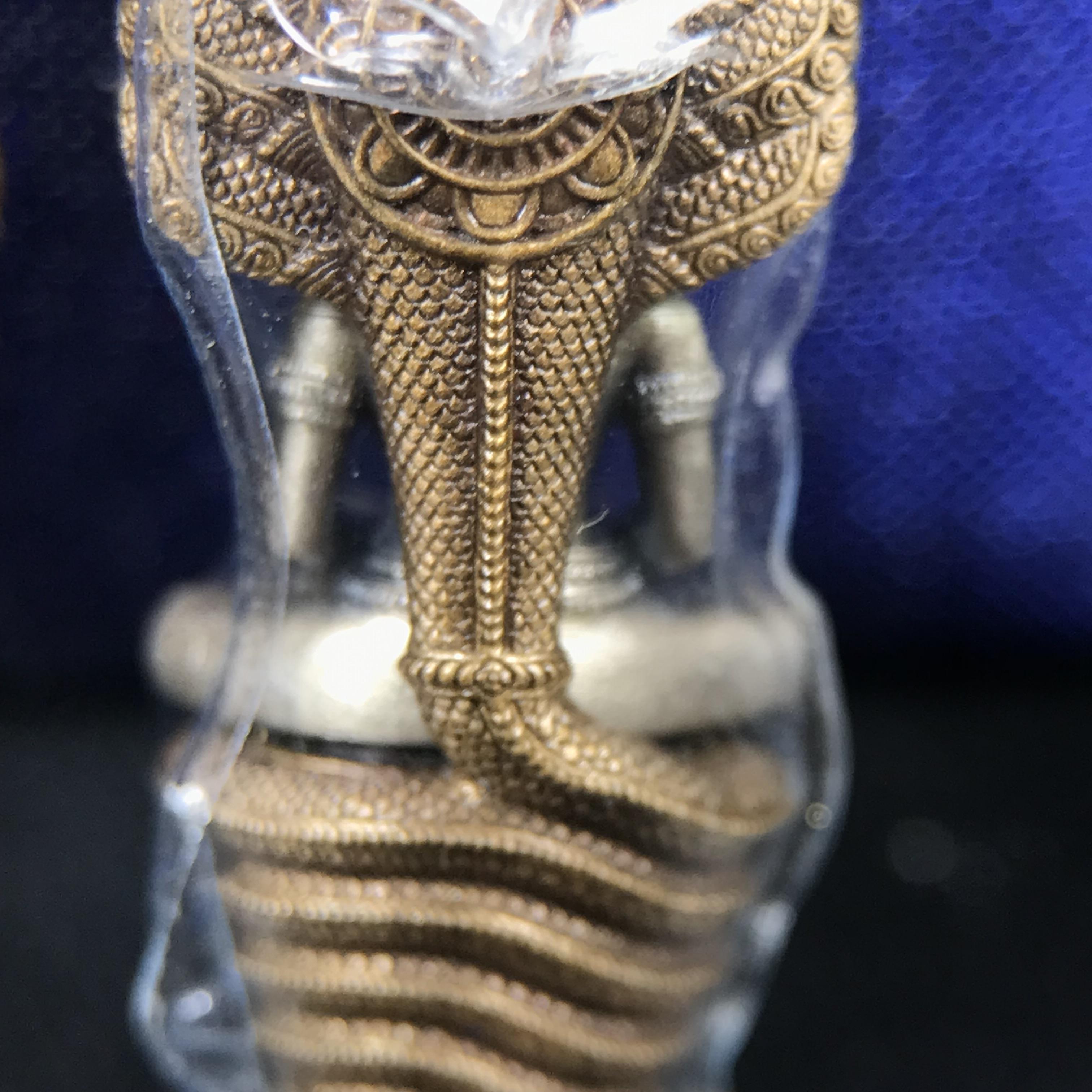 พระพุทธสิรินาคเภษัชยคุรุจุฬาภรณ์ ที่ระลึกโรงพยาบาลจุฬาภรณ์ พระกริ่งเงินฐานบรอนซ์ ขนาดความสูง 2.7 เซนติเมตร สภาพสวย ซีนซองกล่องบรรจุเดิมครบ องค์หมายเลข ๑๗๙๗