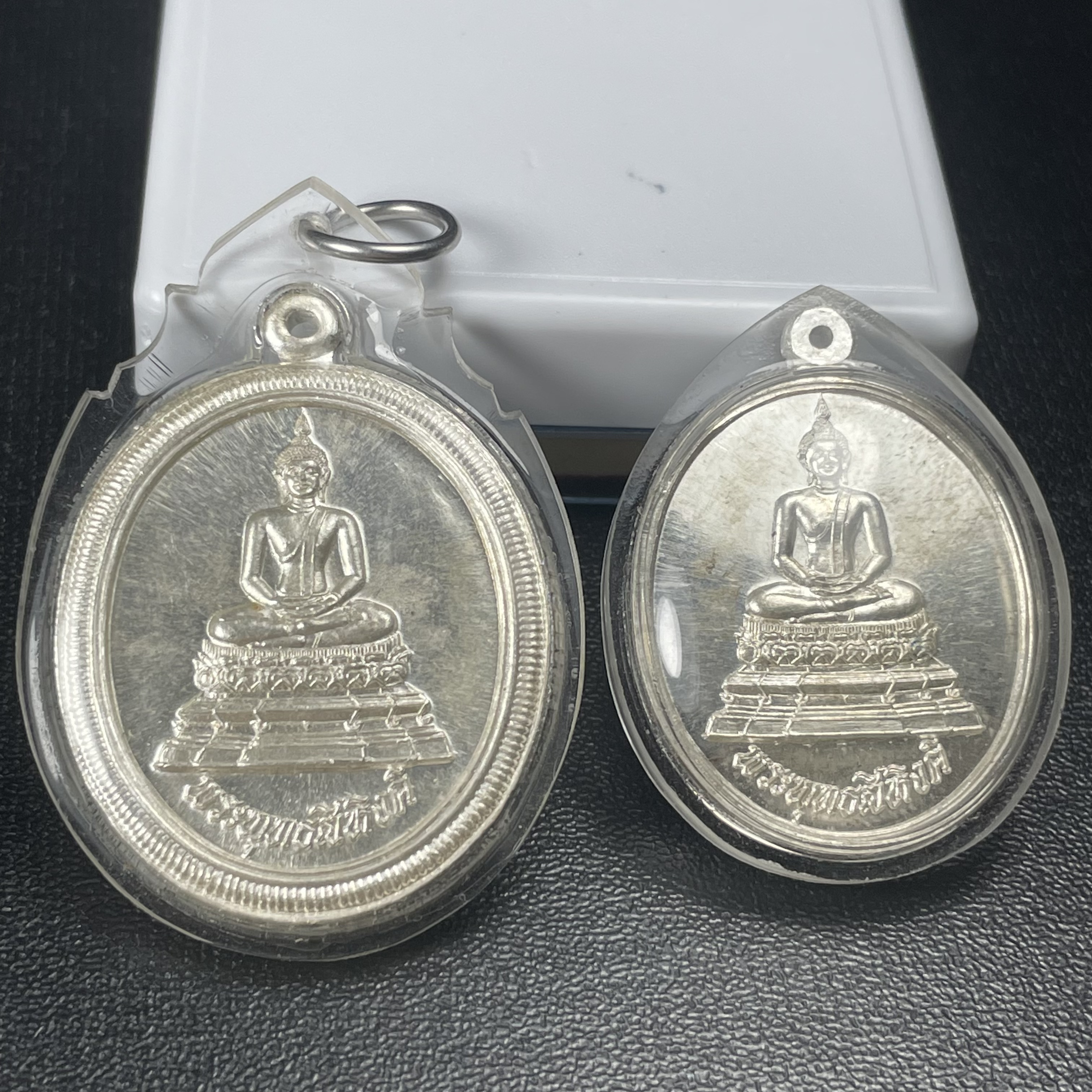 เหรียญพระพุทธสิหิงค์ ภปร. รุ่นมหาลัยธรรมศาสตร์ 60ปี พ.ศ.2537 พิมพ์ใหญ่+พิมพ์เล็ก เนื้อเงินผิวเดิม(ในหลวงรัชกาลที่9เสด็จในพิธี)(หลวงตามหาบัวร่วมปลุกเสก)