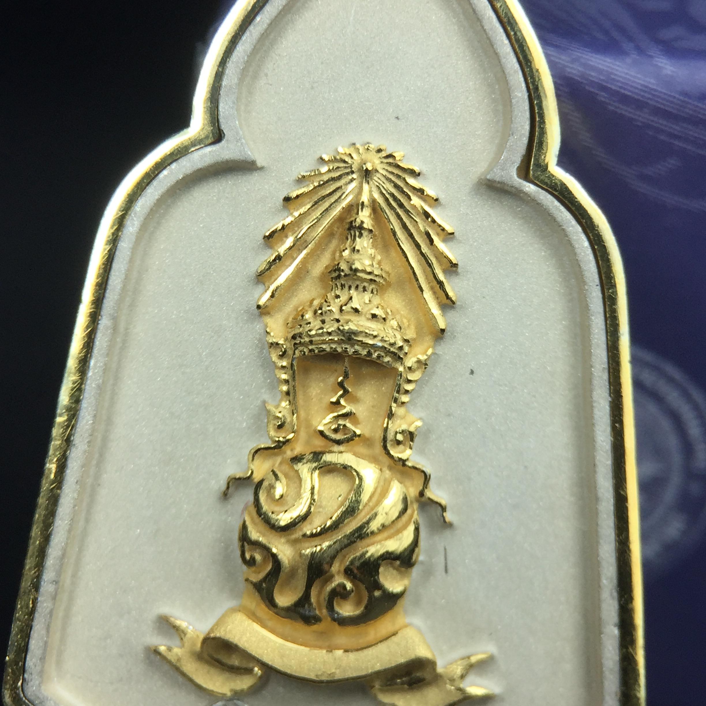 พระแก้วมรกต ภปร. ปี2547 จัดสร้างโดย รพ.ภูมิพลฯ เนื้อเงิน (3 กษัตริย์)เหรียญทรงซุ้ม ขนาด 20*33 มม.งดงามทรงคุณค่าอีกหนึ่งรุ่นยอดนิยม หายาก