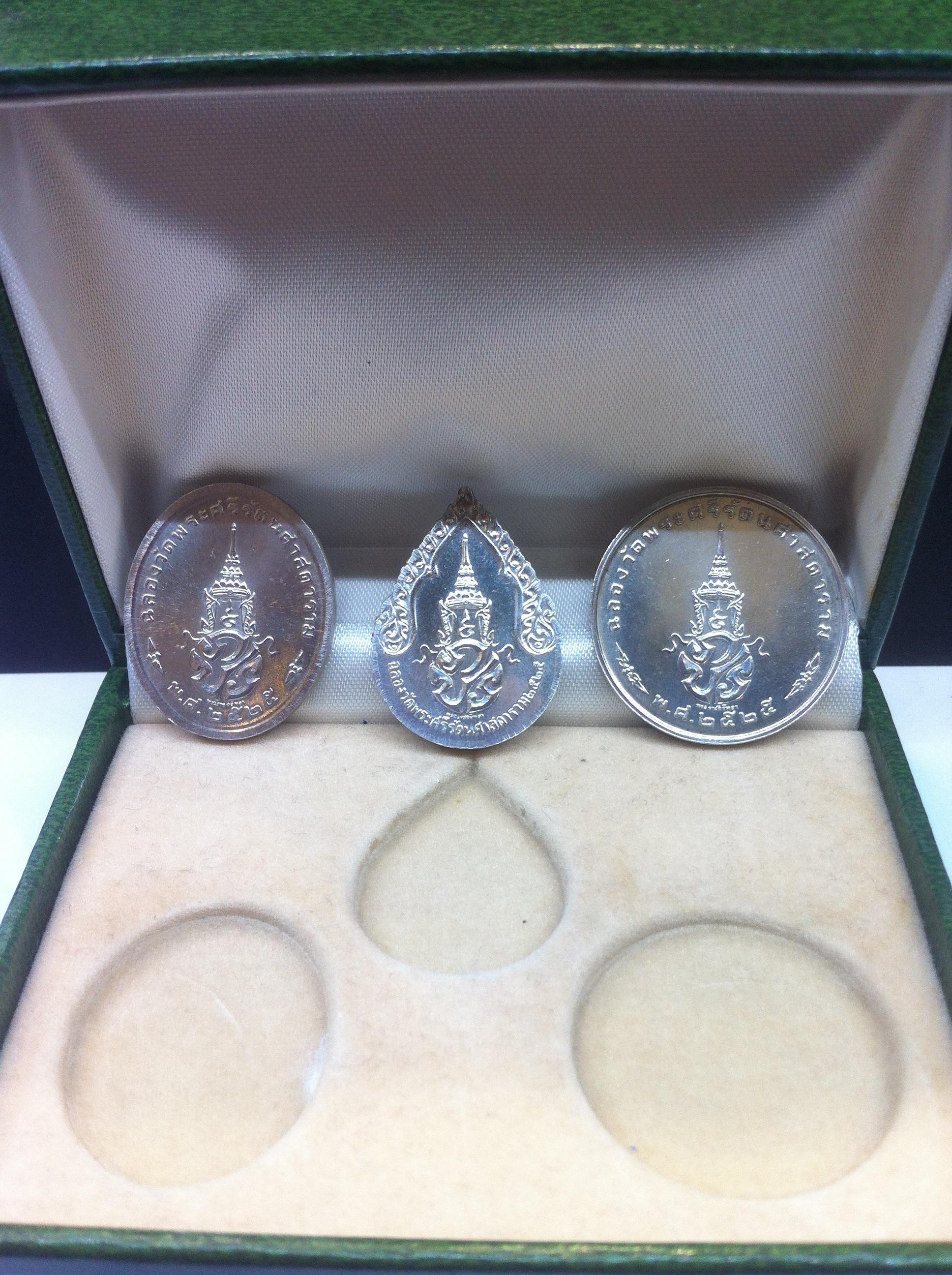 เหรียญพระแก้วมรกต ภปร พระราชศรัทธา ฉลองกรุง 200 ปี เนื้อเงิน ปี 2525(ครบชุด)