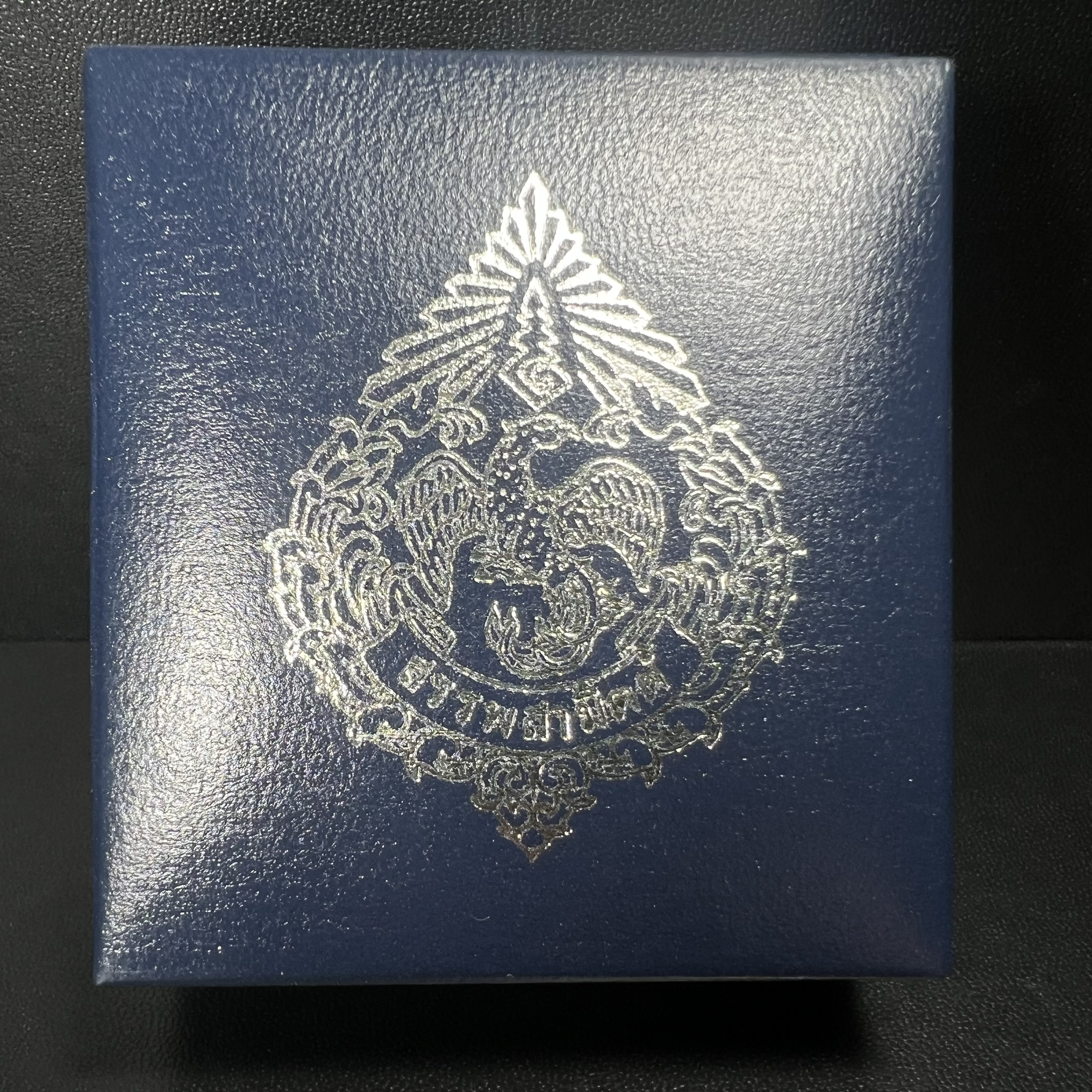 พระแก้วมรกต กรมสรรพสามิตจัดสร้างขึ้นเนื่องในโอกาสครบรอบ 64 ปีของกรมสรรพสามิต และเนื่องในวโรกาสที่พระบาทสมเด็จพระเจ้าอยู่หัวทรงครองราชย์ครบ50ปีเมื่อ พ.ศ.2539 เนื้อเงินทรายนวลขัดเงา(ผิวเดิมๆขึ้นสีรุ้งธรรมชาติสวย(สเน่ห์พระเนื้อเงินสีสันที่ธรรมชาติสรรค์สร้าง)