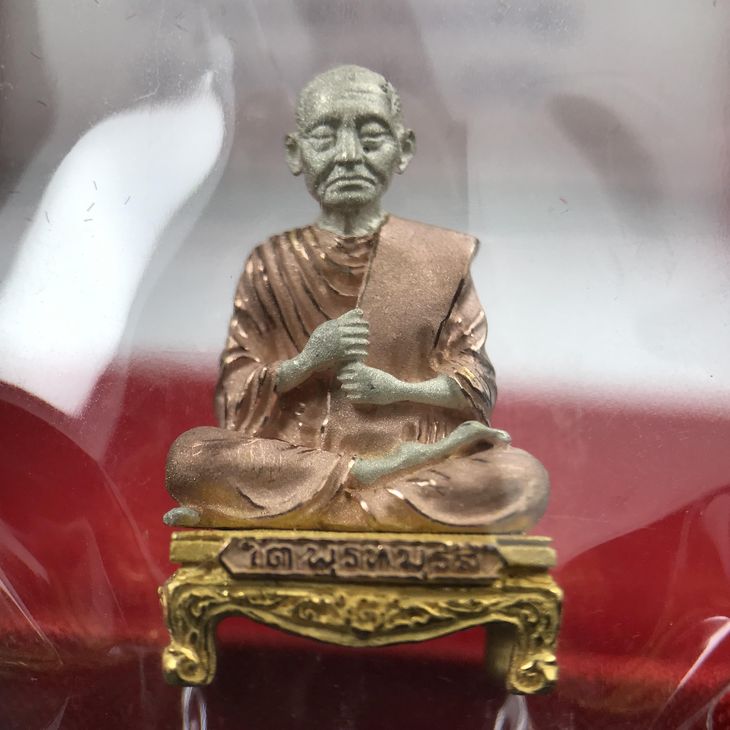 สมเด็จพุฒาจารย์ (โต พรหมรังสี) อนุสรณ์ 128 ปี สมเด็จพระญาณสังวร สมเด็จพระสังฆราช ทรงเมตตาอธิฐานจิต ปี 2543 มหาพุทธาภิเษก 3วาระ รูปเหมือนลอยองค์พิมพ์ใหญ่เนื้อเงินสามกษัตริย์ ขนาด 1.5 x 2.5 ซม. ทรงคุณค่าทั้งด้านความงานด้านพุทธศิลป์ และพุทธคุณ