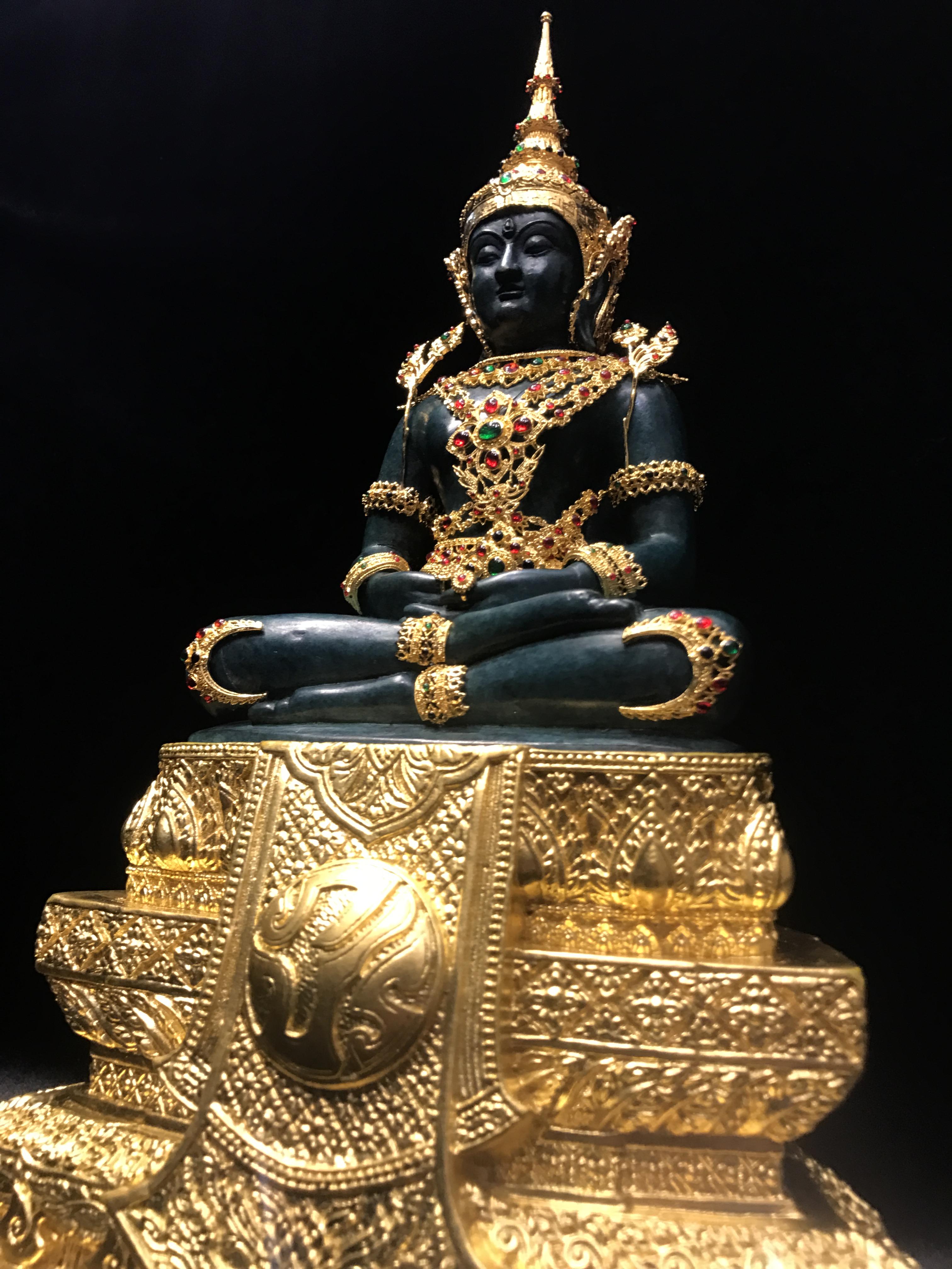 พระพุทธมหามณีรัตนปฏิมากร จำลอง (พระแก้วมรกต) ขนาดบูชาหน้าตัก 5 นิ้ว ตราสัญลักษณ์ ภ.ป.ร. รุ่นแรก ปี2547 เนื้อนวโลหะเคลือบสีเขียว(เครื่องทรงนวโลหะชุบทอง)