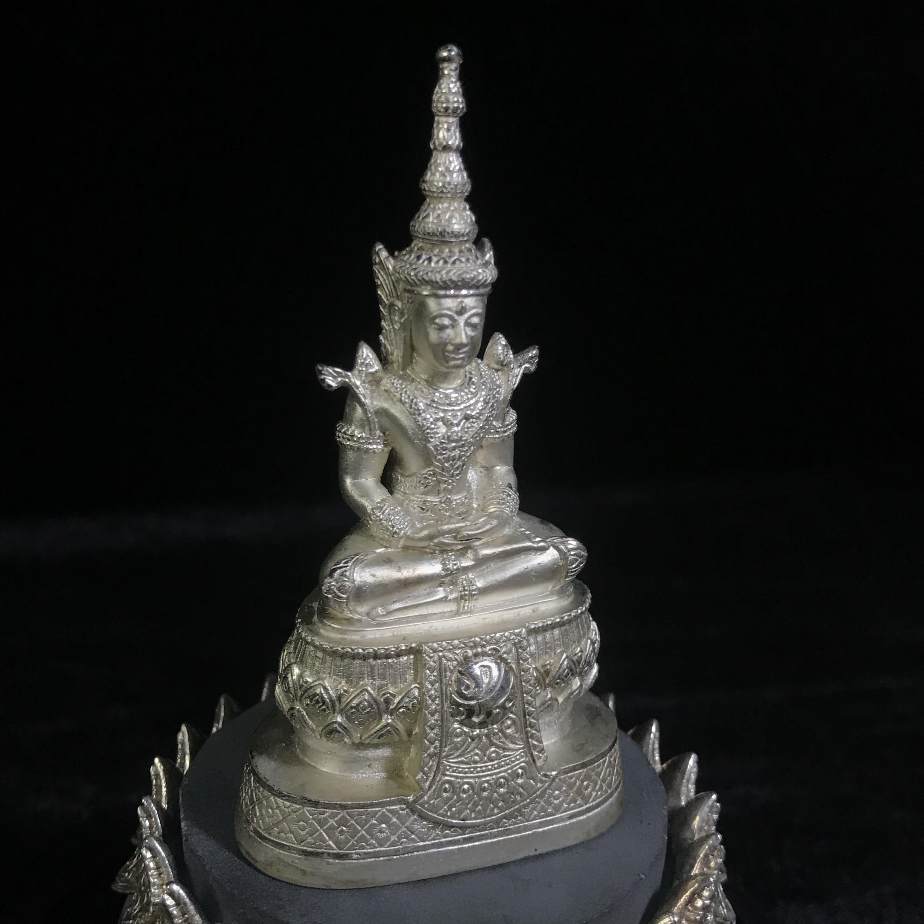 พระแก้วมรกต ภปร.(รุ่นแรก) ปี2545 รุ่นฉลองกรุงรัตนโกสินทร์ครบ 220 ปี หล่อลอยองค์ เนื้อเงิน ขนาดบูชา 50*90 มม. พร้อมฐานวางครอบแก้วเดิม(สวยงามและหายากมาก)(1ใน3000องค์)