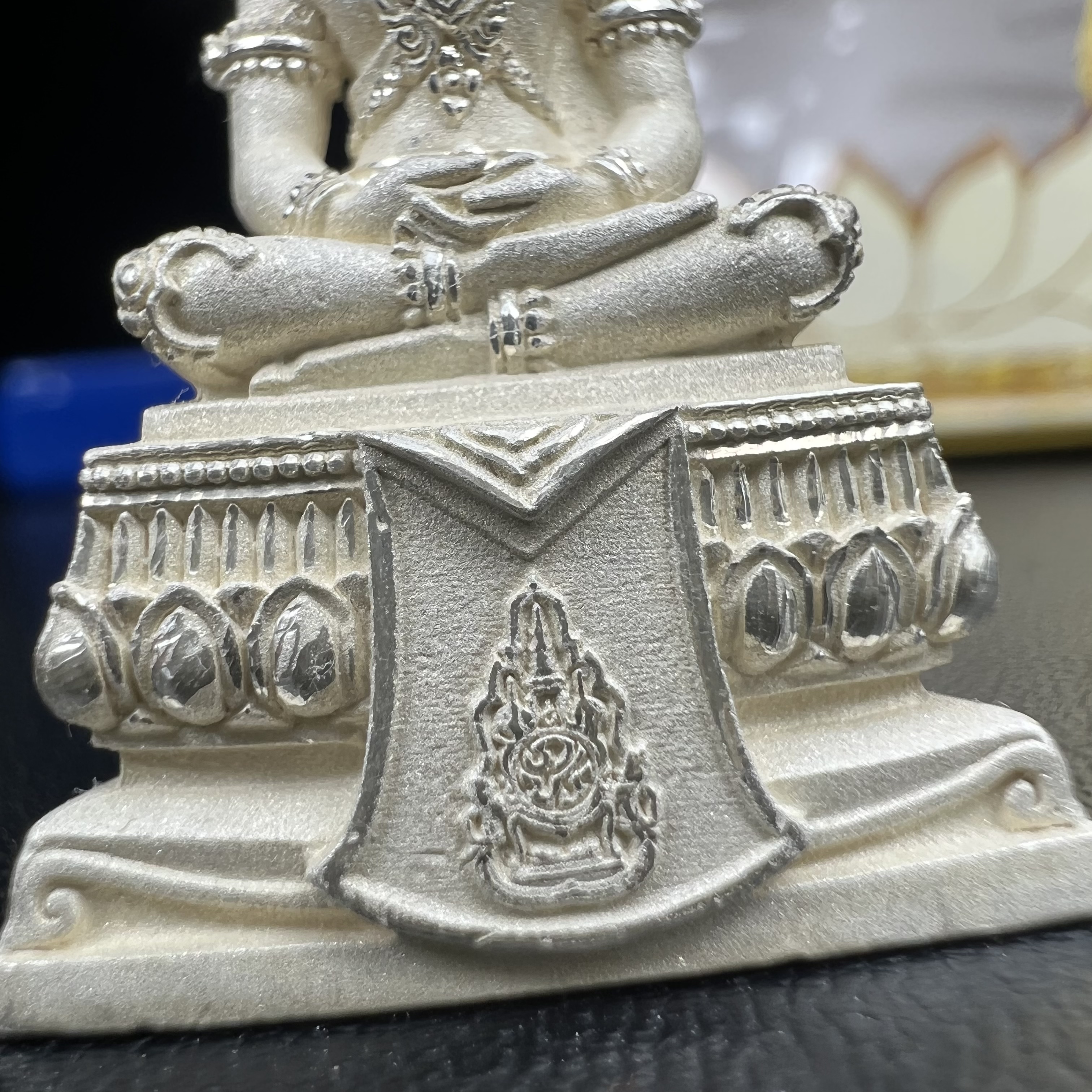 พระแก้วมรกต(จำลอง)ลอยองค์ ขนาดหน้าตัก 1/2 นิ้ว ทรงเครื่องฤดูร้อน เนื้อเงิน ตราสัญลักษณ์ฉลองสิริราชสมบัติ ครบ 60 ปี พ.ศ.2549(สภาพสวย ครบ สมบูรณ์))