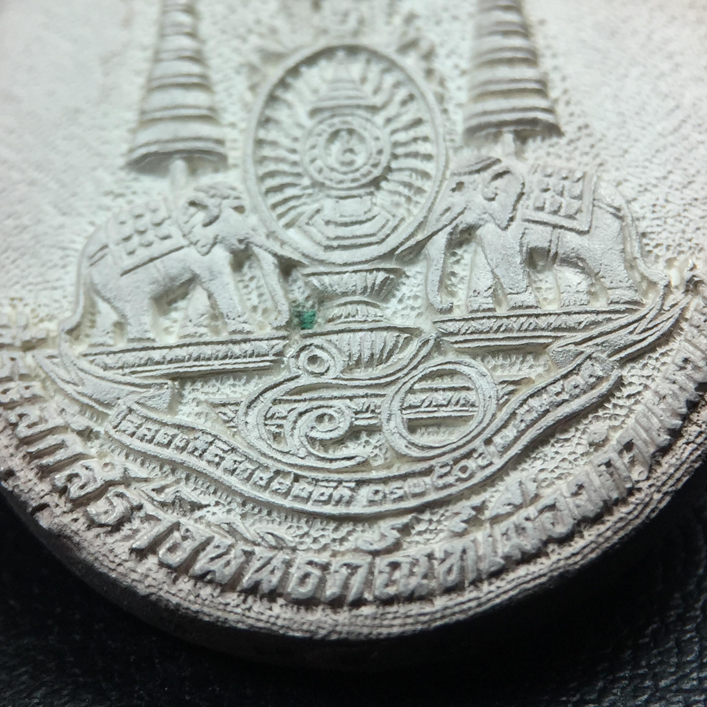 เหรียญรูปเหมือนพระญาณวิทยาคมเถร (หลวงพ่อคูณ ปริสุทโธ)ชุดกาญจนาภิเษกครองราชย์ครบ 50 ปี เนื้อเงิน วัดบวรนิเวศวิหาร ปี พ.ศ. 2538(จัดสร้างได้เหมือนหลวงพ่อคูณมาก มีรายละเอียดและความคมชัดสูง ลูกศิษย์ท่านไม่ควรพลาด วิจิตรศิลป์และพุทธศิลป์งดงาม)พิธีใหญ่