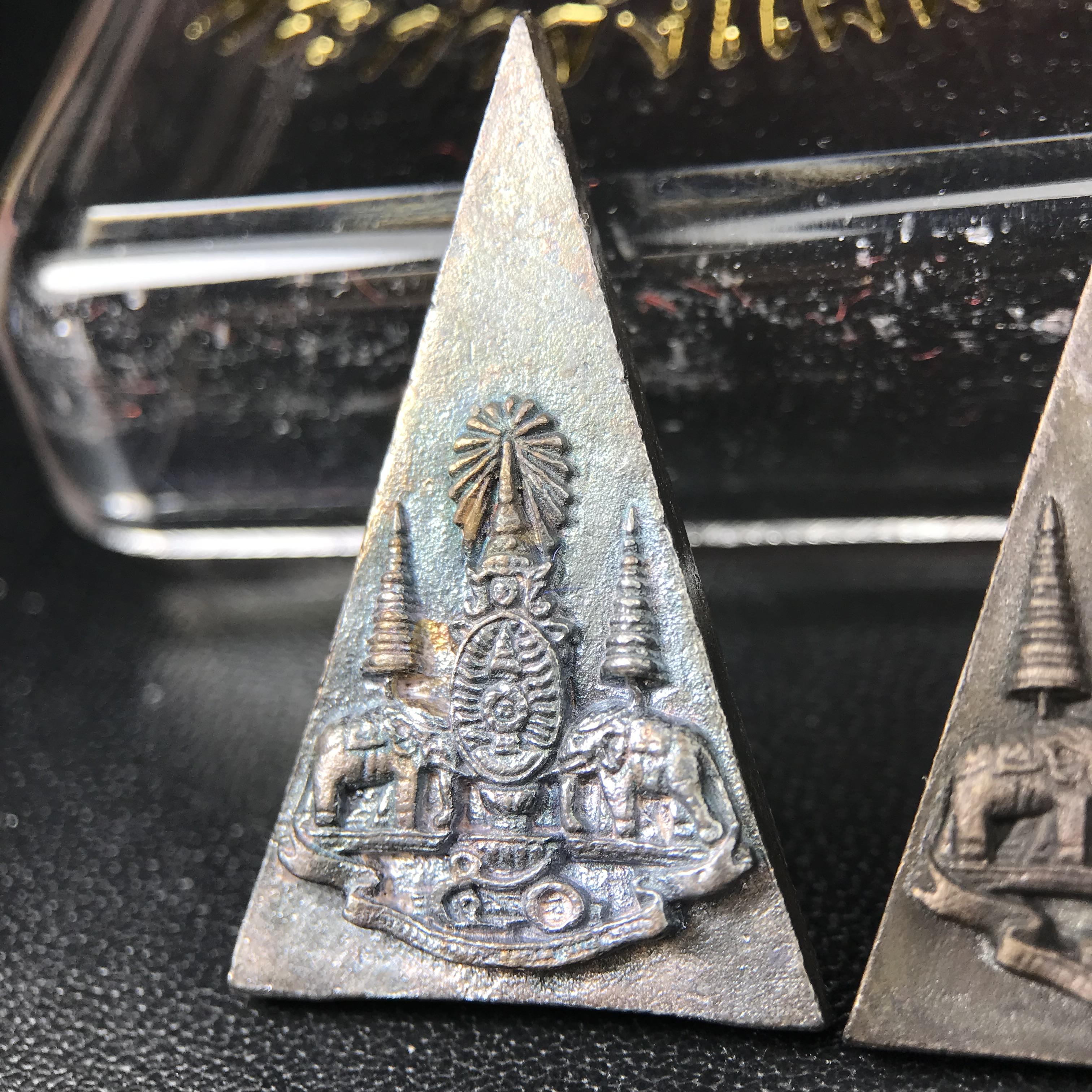 พระกำลังแผ่นดิน (สมเด็จจิตรลดา2) จัดสร้างเฉลิมพระเกียรติ ร.9 ครองราชย์ 50 ปี 2539 เนื้อเงิน(ผิวเดิมกลับดำ รุ้งๆสวย)+เนื้อนวโลหะ(สร้างน้อยหายาก)พร้อมกล่องบรรจุเดิมครบสมบูรณ์(1ใน2539องค์)