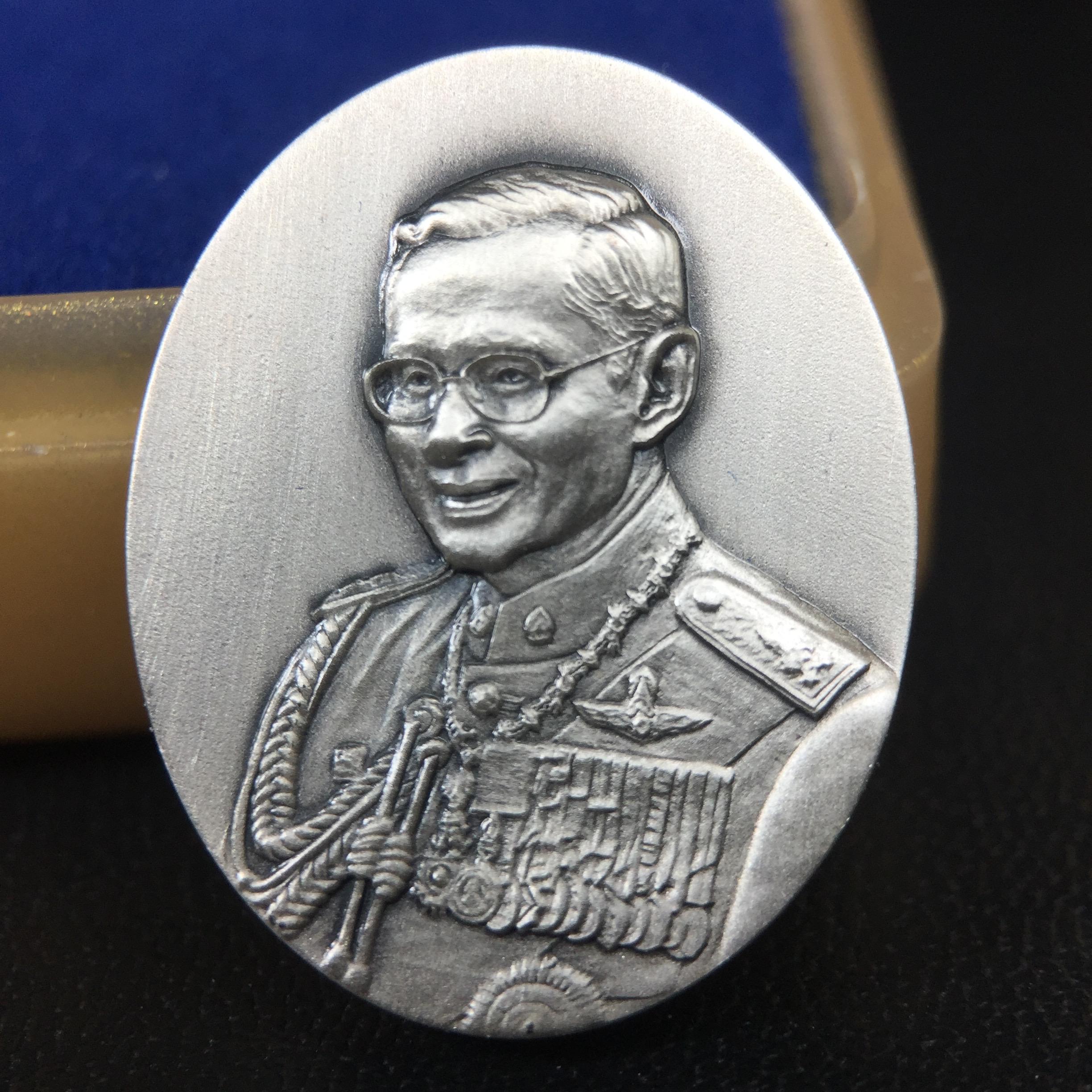 เหรียญพระบาทสมเด็จพระเจ้าอยู่หัวรัชกาลที่ 9 ภปร.(ใต้ร่มพระบารมี คุ้มเกล้า) 60ปี โรงพยาบาลภูมิพลฯ พ.ศ.2552 เนื้อเงิน (พิมพ์เล็กขนาด 25*20 มม.)สภาพสวยเดิมพร้อมกล่องบรรจุเดิม ตอกโค๊ดหมายเลขกำกับ เนื้อเงินหายากพบเจอน้อย