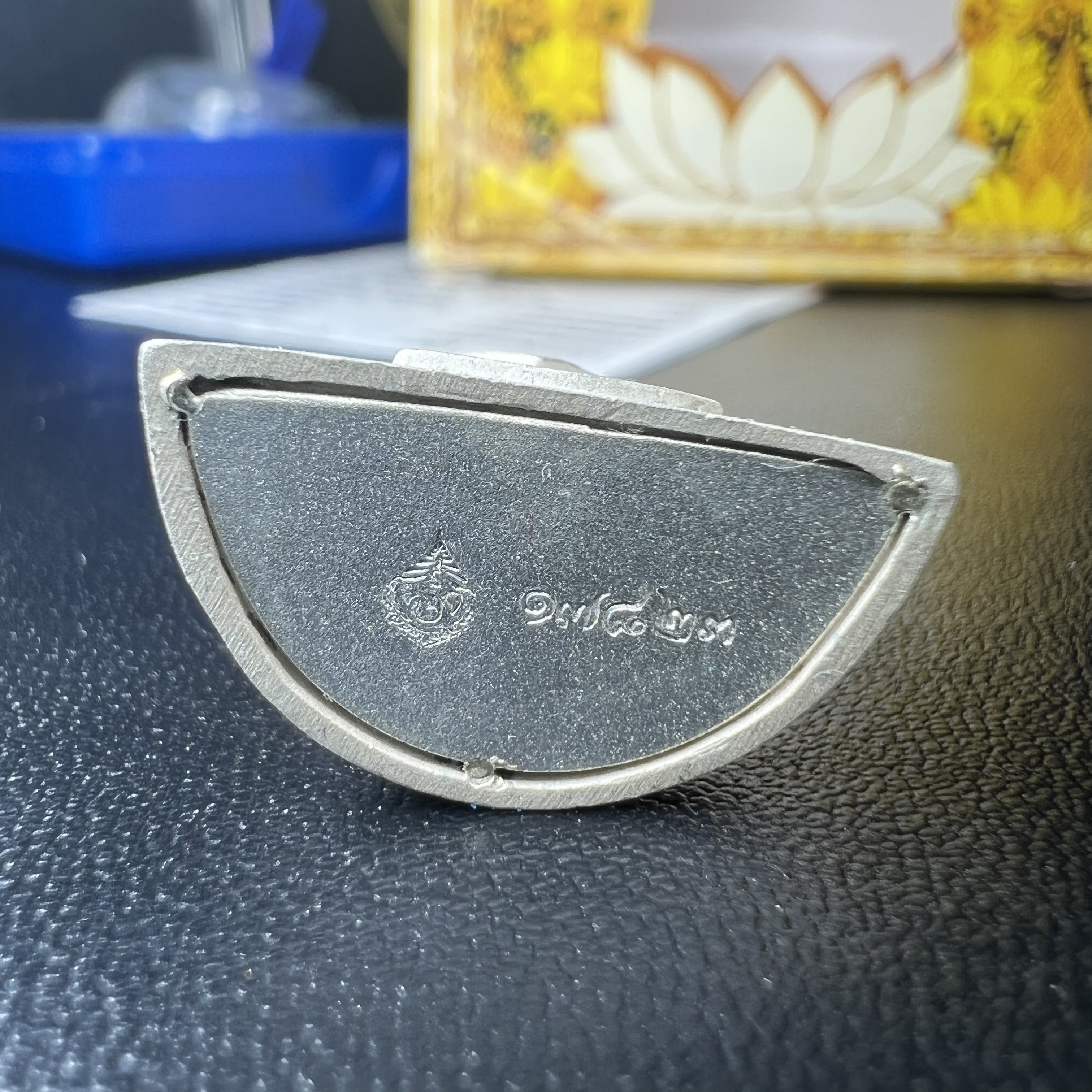 พระแก้วมรกต(จำลอง)ลอยองค์ ขนาดหน้าตัก 1/2 นิ้ว ทรงเครื่องฤดูร้อน เนื้อเงิน ตราสัญลักษณ์ฉลองสิริราชสมบัติ ครบ 60 ปี พ.ศ.2549(สภาพสวย ครบ สมบูรณ์))