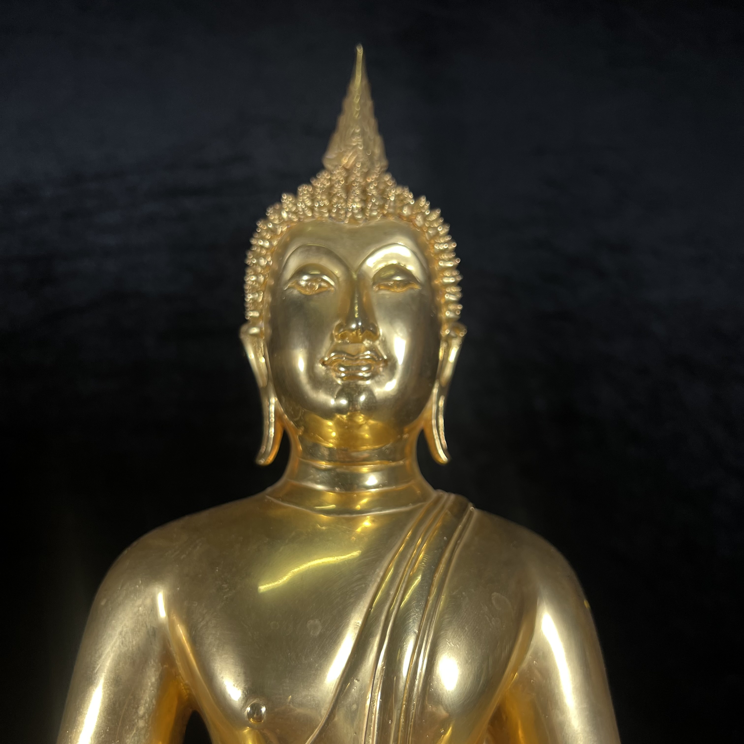 พระบูชาพระพุทธศิรมงคล ภปร. วัตถุมงคลคุ้มเกล้า ปี 2524 ของมูลนิธิคุ้มเกล้า โรงพยาบาลภูมิพลจัดสร้าง ขนาดหน้าตัก 9นิ้ว(ในหลวงรัชกาลที่9 ทรงจุดไฟพระฤกษ์และเททอง พิธีใหญ่)ยอดนิยมหายาก