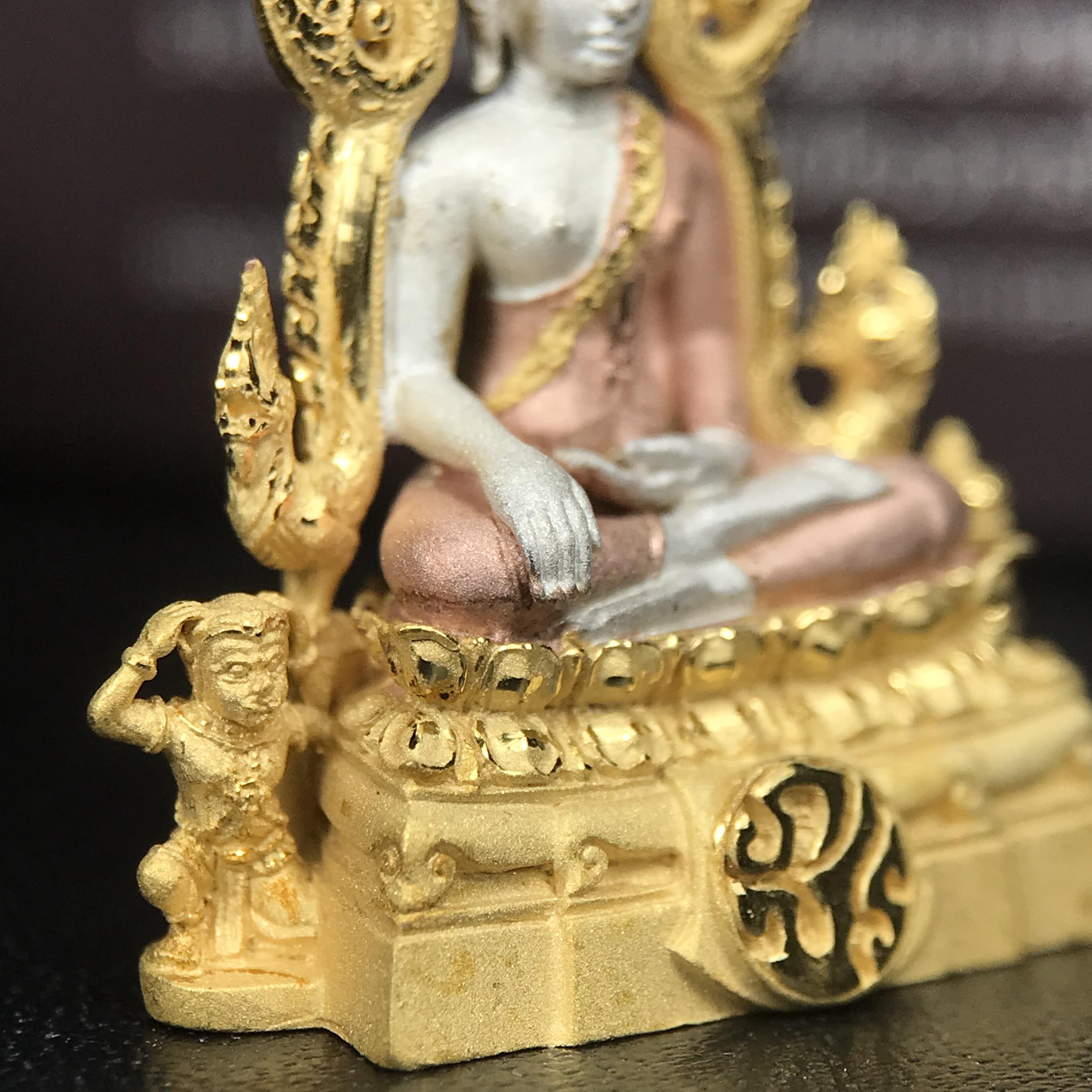 พระพุทธชินราช ภปร. โครงการ "เพราะแผ่นดินนี้ คือ แผ่นดินเกิด" ปี 2548(รุ่นแรก) ลอยองค์เนื้อเงินสามกษัตริย์ หน้าตัก 1/2 นิ้ว (ขนาด 3.5 x 2.5 ซม.) พุทธศิลป์งดงามทรงคุณค่า รุ่นยอดนิยม(องค์หมายเลข ๘๘๕๐)