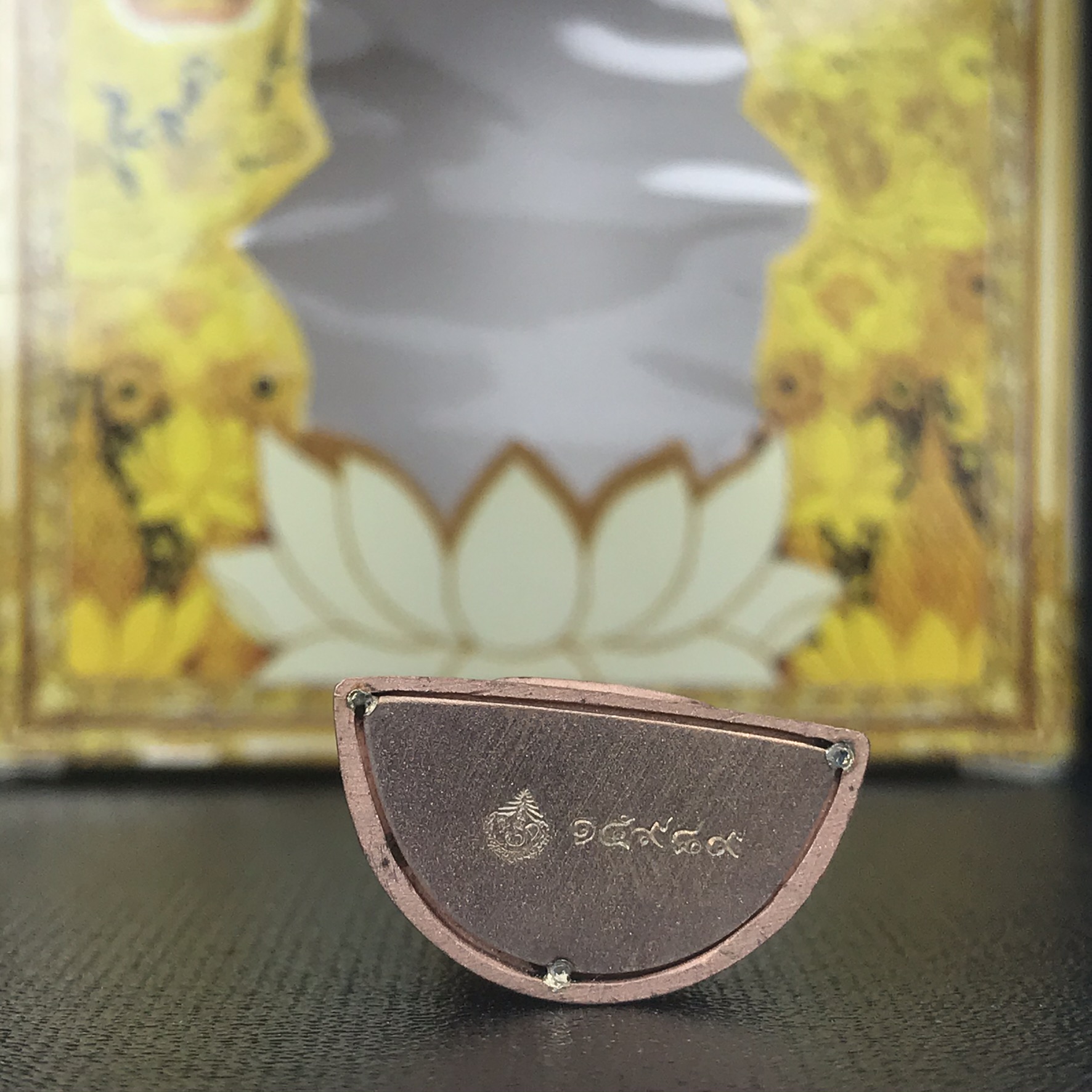 พระแก้วมรกต(จำลอง)ลอยองค์ ขนาดหน้าตัก 1/2 นิ้ว ทรงเครื่องฤดูร้อน เนื้อเงินสามกษัตริย์ ตราสัญลักษณ์ฉลองสิริราชสมบัติ ครบ 60 ปี พ.ศ.2549(สภาพสวย ครบ สมบูรณ์)