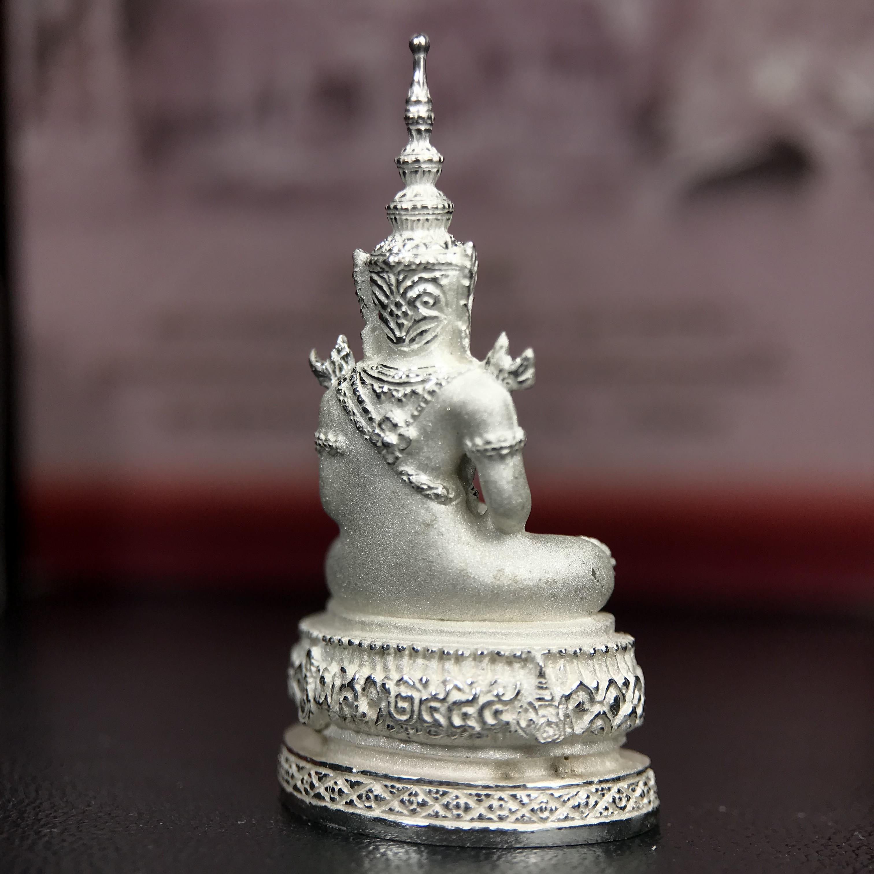 พระแก้วมรกต ภปร.(รุ่นแรก) ปี2545 จัดสร้างในมหาวโรกาส พระบาทสมเด็จพระเจ้าอยู่หัวรัชกาลที่ 9 ครบรอบ 75 พรรษา และฉลองกรุงรัตนโกสินทร์ครบ 220 ปี พิมพ์ลอยองค์ใหญ่ เนื้อเงินบริสุทธิ์ 92.5% ขนาด 19*35 มม. พร้อมกล่องบรรจุเดิม สวยครบสมบูรณ์(องค์หมายเลข ๔๔๗๙)