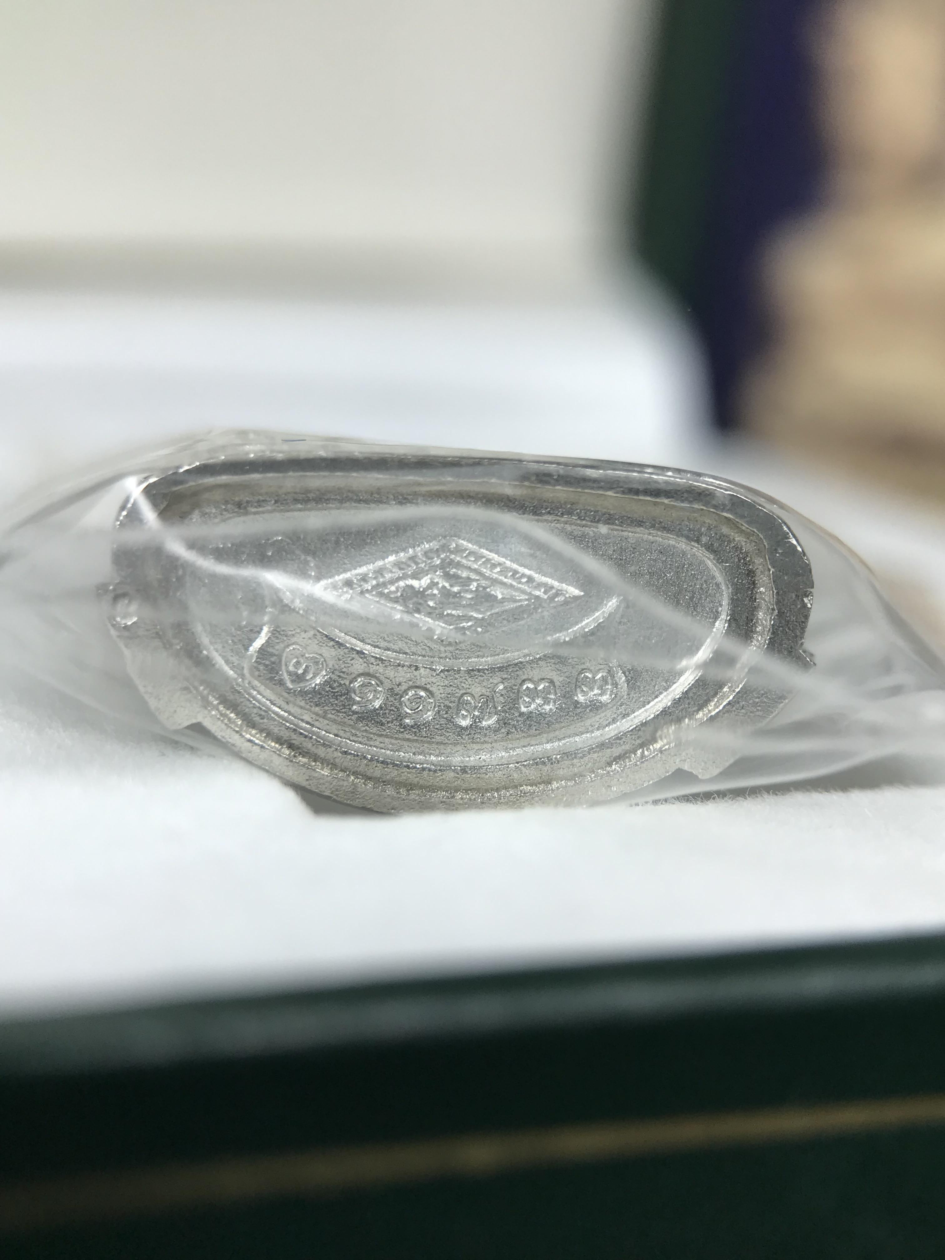 พระพุทธชินราช รุ่นมหาลาภ พิธีพุทธาภิเษกวัดพระศรีรัตนมหาธาตุวรมหาวิหาร จ.พิษณุโลก ปี 2540 เนื้อเงินบริสุทธิ์ 99.9% (นวลเงา)(สภาพผิวเดิมซีนซองเดิม พร้อมกล่องบรรจุเดิมและการ์ดใบรับรองครบสมบูรณ์ (องค์หมายเลข ๑๑๗๓๓)