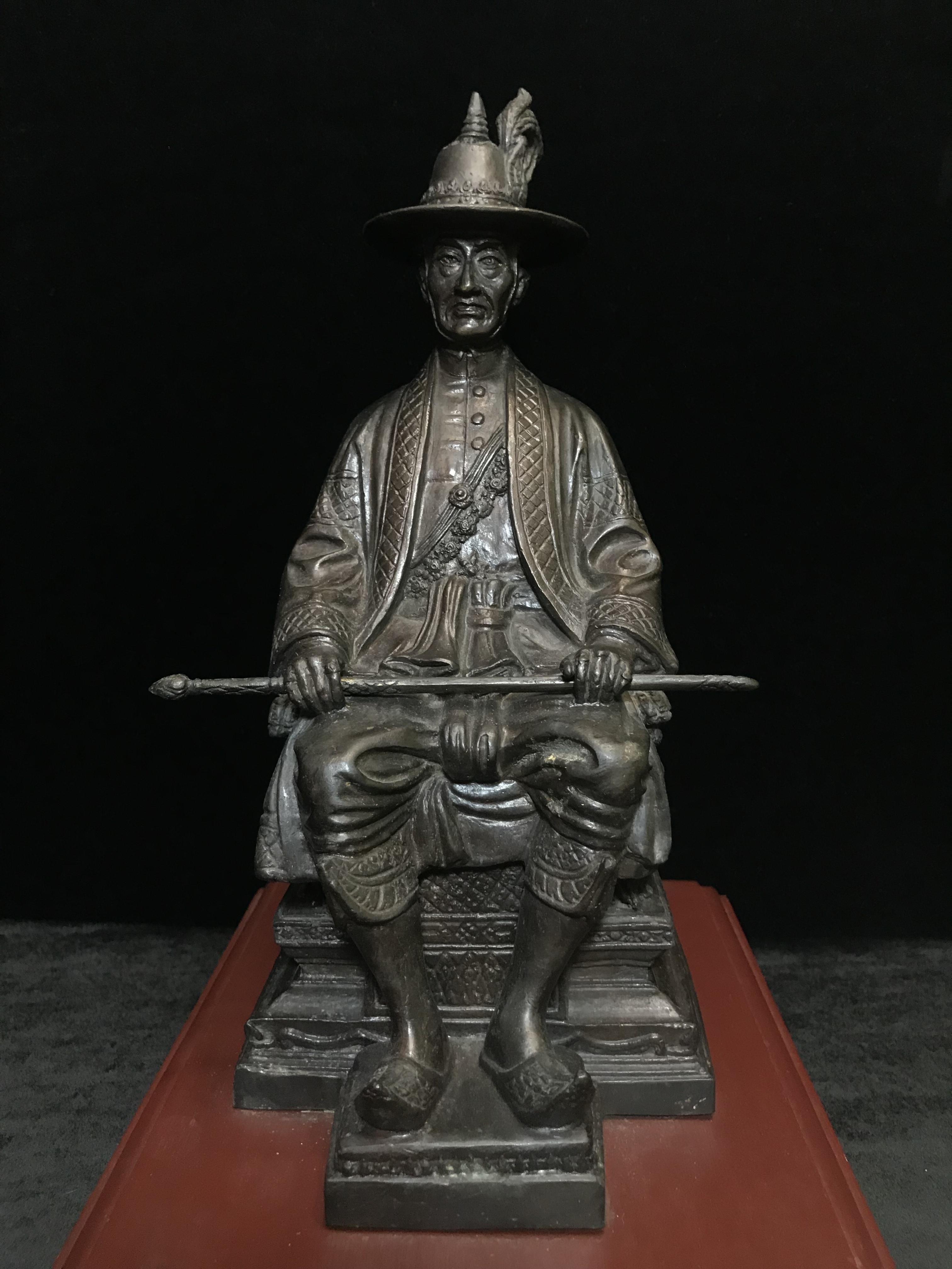 พระบรมรูปหล่อพระบาทสมเด็จพระพุทธยอดฟ้าจุฬาโลกมหาราช (ร.1) ทรงนั่งบัลลังก์ จัดสร้างโดยรัฐสภาผู้แทนราษฎร เนื้อโลหะสัมฤทธิ์ ปี 2539(หายาก)