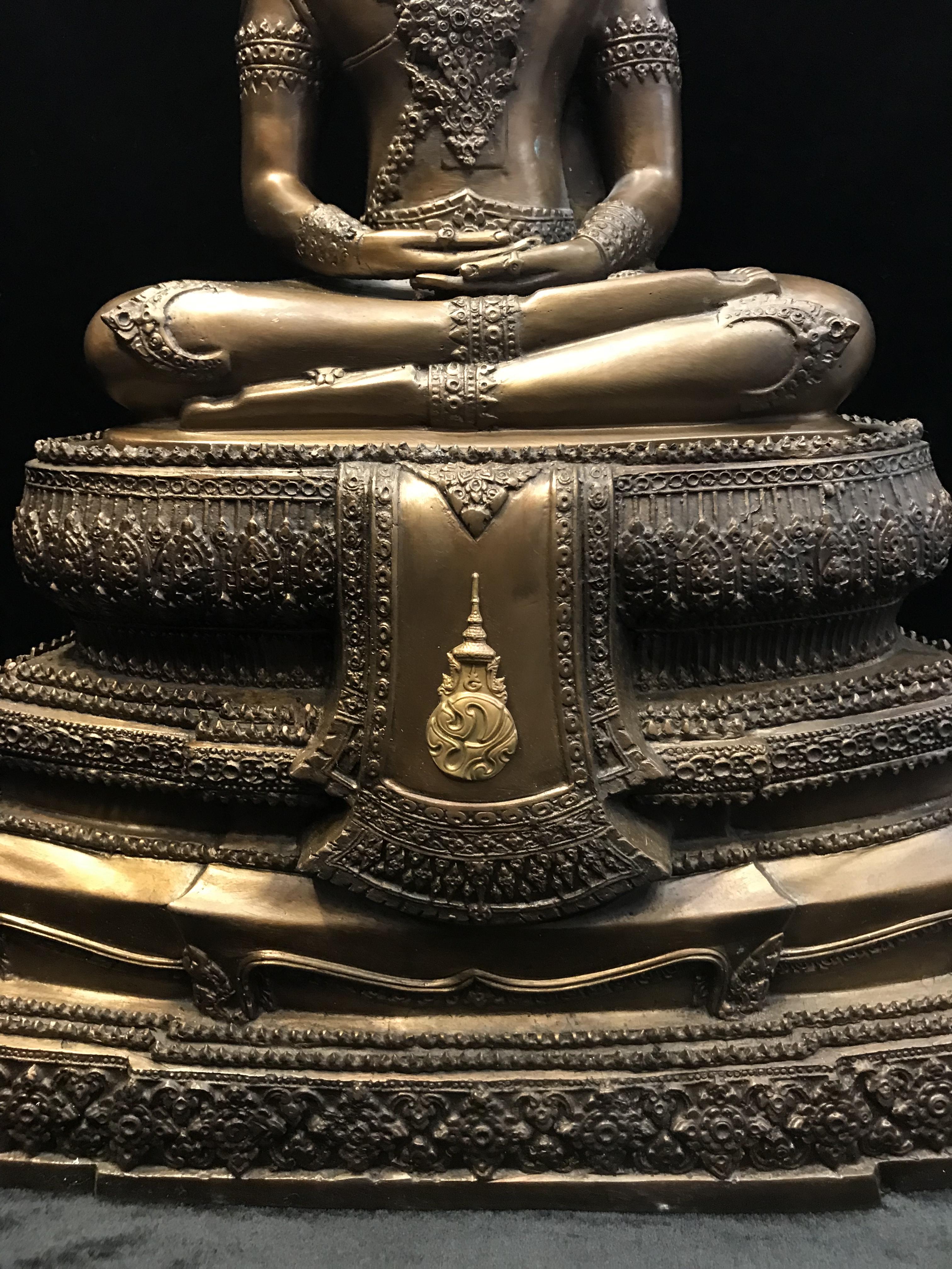 พระพุทธรูปทรงเครื่องจักรพรรดิ(พระแก้วมรกต) ภปร มหามงคลเฉลิมพระชนมพรรษา 84 พรรษา ปี2554 ขนาดหน้าตัก 9นิ้ว(หายาก1ใน500องค์)