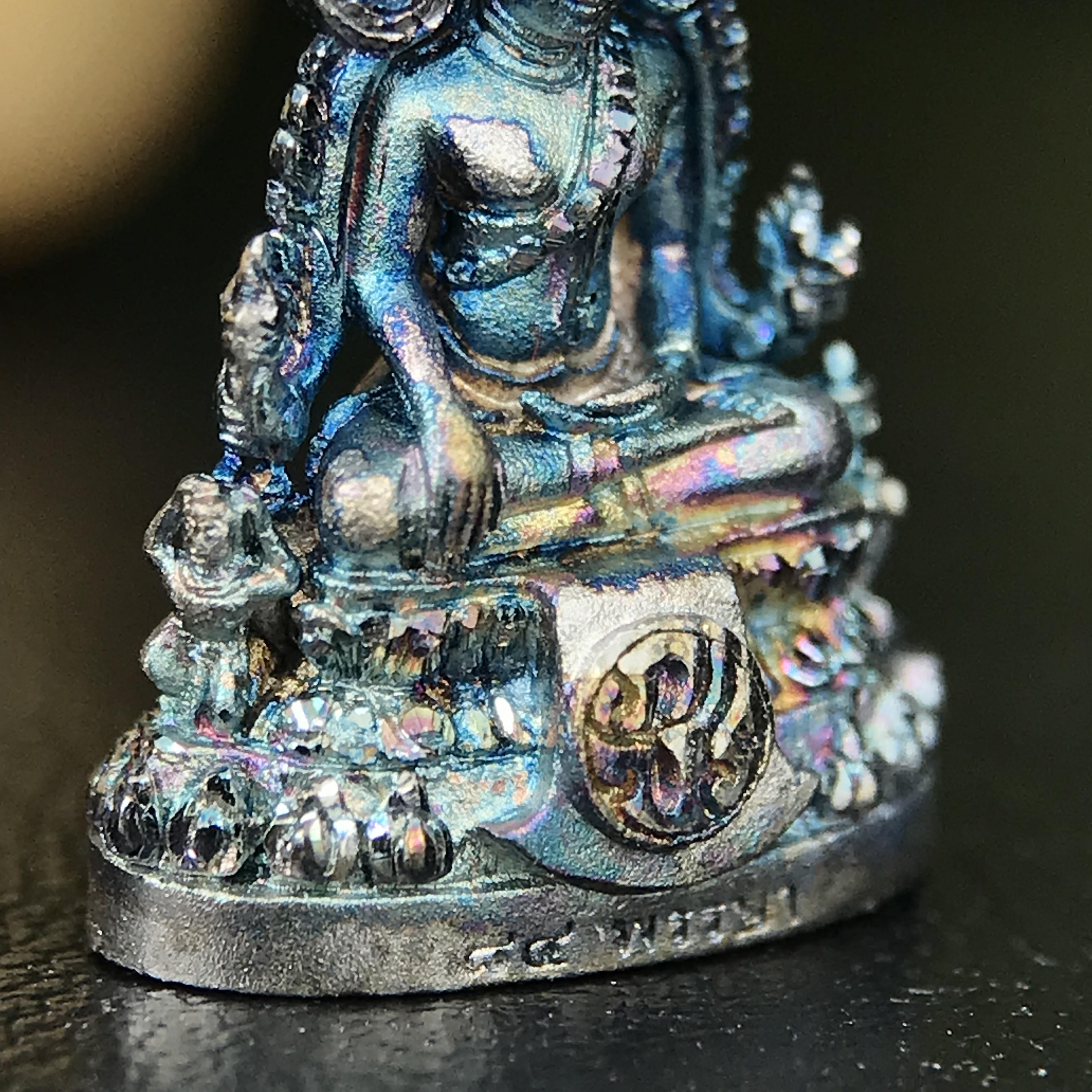 พระพุทธชินราช ภปร. 84 พรรษา ในหลวงรัชกาลที่ 9 พิมพ์เล็กขนาดหน้าตัก 1/4 นิ้ว(สูง 2.0 ซม.)เนื้อเงินชุบทองคำขาว (สภาพผิวเดิมสวย ขึ้นสีรุ้งฟ้าครามธรรมชาติสวยมาก แบบนิยม)(พระราชทานมวลสาร จิตรลดาและเส้นพระเจ้า(เส้นผม))พุทธศิลป์ทรงคุณค่าอีกหนึ่งรุ่นยอดนิยม