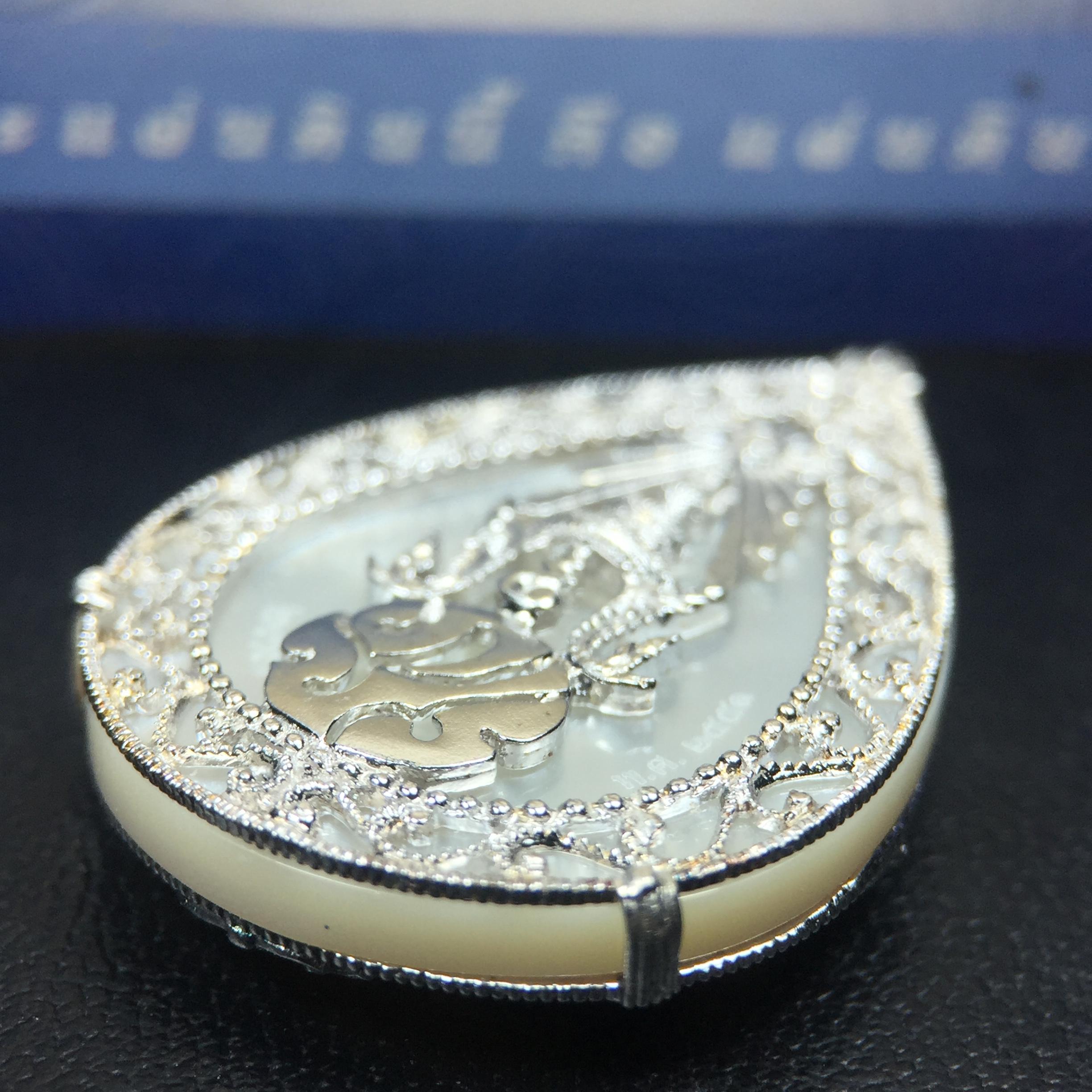 เหรียญพระพุทธชินราช ภปร. โครงการ เพราะแผ่นดินนี้คือแผ่นดินเกิด ปี 2551 รูปหยดน้ำ เนื้อเงินชุบทองคำขาว(ล้อมด้วยกรอบเงินชุบทองคำขาวสลักเสลาเป็นลวดลายละเอียดอ่อน ส่วนพื้นองค์พระเป็นเปลือกหอยมุขสวยงดงาม )(ขนาด 21 x 29 มม.) (สวยงามหายาก)1ใน5000องค์