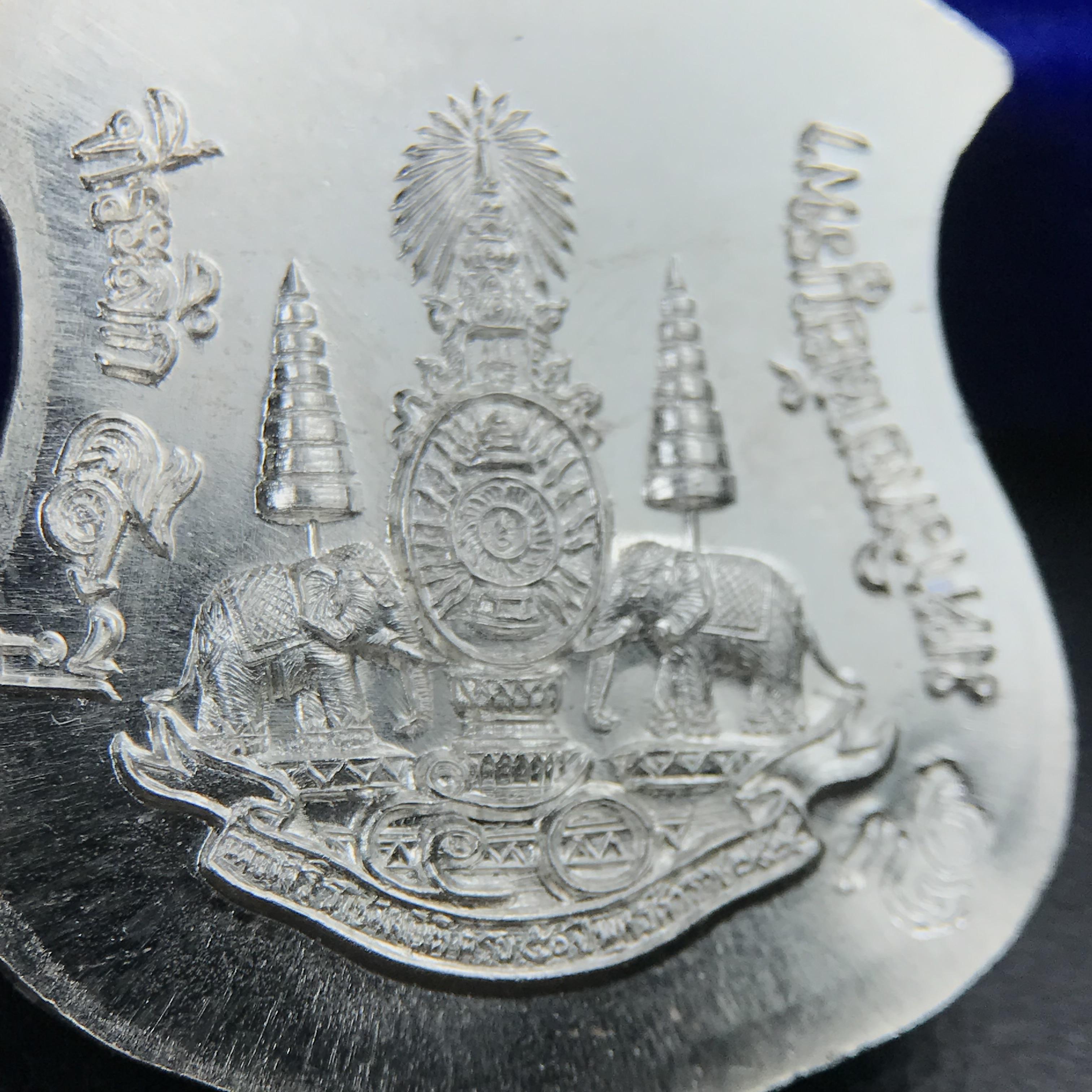 เหรียญหลวงพ่อโสธร ภปร. รุ่นกาญจนาภิเษก จัดสร้างในมงคลวโรกาสที่พระบาทสมเด็จพระเจ้าอยู่หัวรัชกาลที่9 เสด็จเถลิงถวัลย์สิริราชสมบัติ ครบ 50 ปี ในพุทธศักราช 2539 เนื้อเงิน(พิธีใหญ่เข้มขลัง)1 ใน 9950 เหรียญ