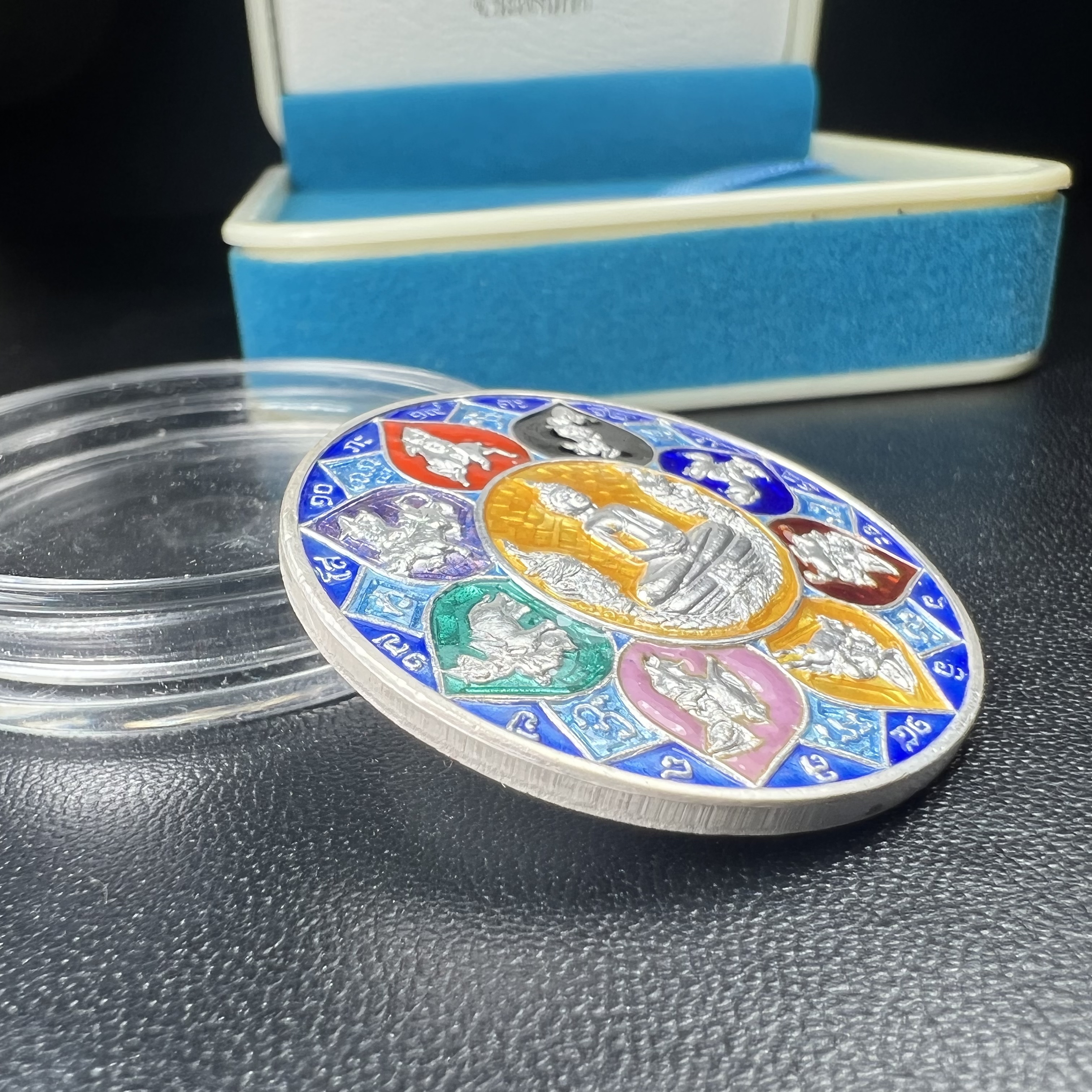 เหรียญหลวงพ่อโสธร รุ่นดวงชะตาคู่ชีวิต พิธีมหาจักรพรรดิตราธิราชครั้งยิ่งใหญ่ พิธีสวดนพเคราะห์เพื่อความเป็นสิริมงคล ปี 2547 ณ พระอุโบสถวัดโสธรวรารามวรวิหาร จ.ฉะเชิงเทรา เนื้อเงินลงยาราชาวดี ขนาด 3.2 ซม.พร้อมกล่องบรรจุเดิมสภาพสวยครบสมบูรณ์