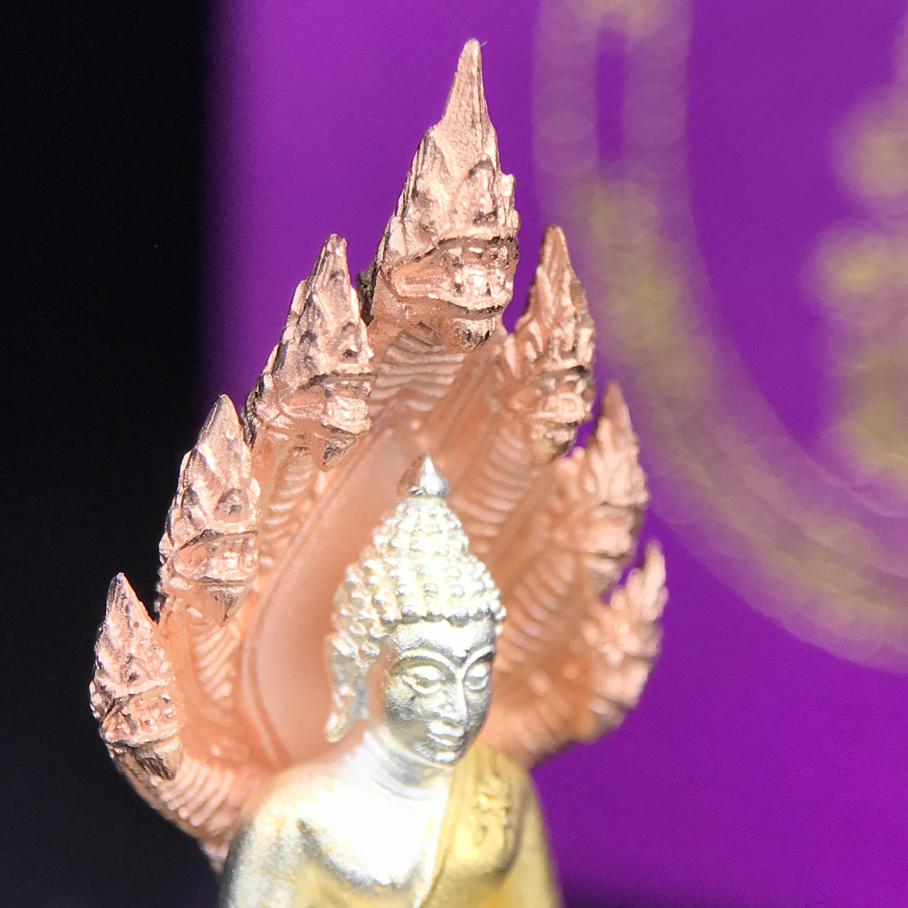 พระนาคปรก สธ. รุ่นสร้างพระอุโบสถเฉลิมพระเกียรติ 4 รอบ 84 พรรษา สมเด็จพระเทพรัตนราชสุดาฯ วัดบวรนิเวศวิหาร ปี 2543 พิมพ์ใหญ่ เนื้อเงินบริสุทธิ์ ชุบสามกษัตริย์แบบพ่นทรายขัดเงาบางส่วน(สภาพ สวย )พิธีใหญ่ พุทธศิลป์งดงาม หายาก (1 ใน 1999 องค์)