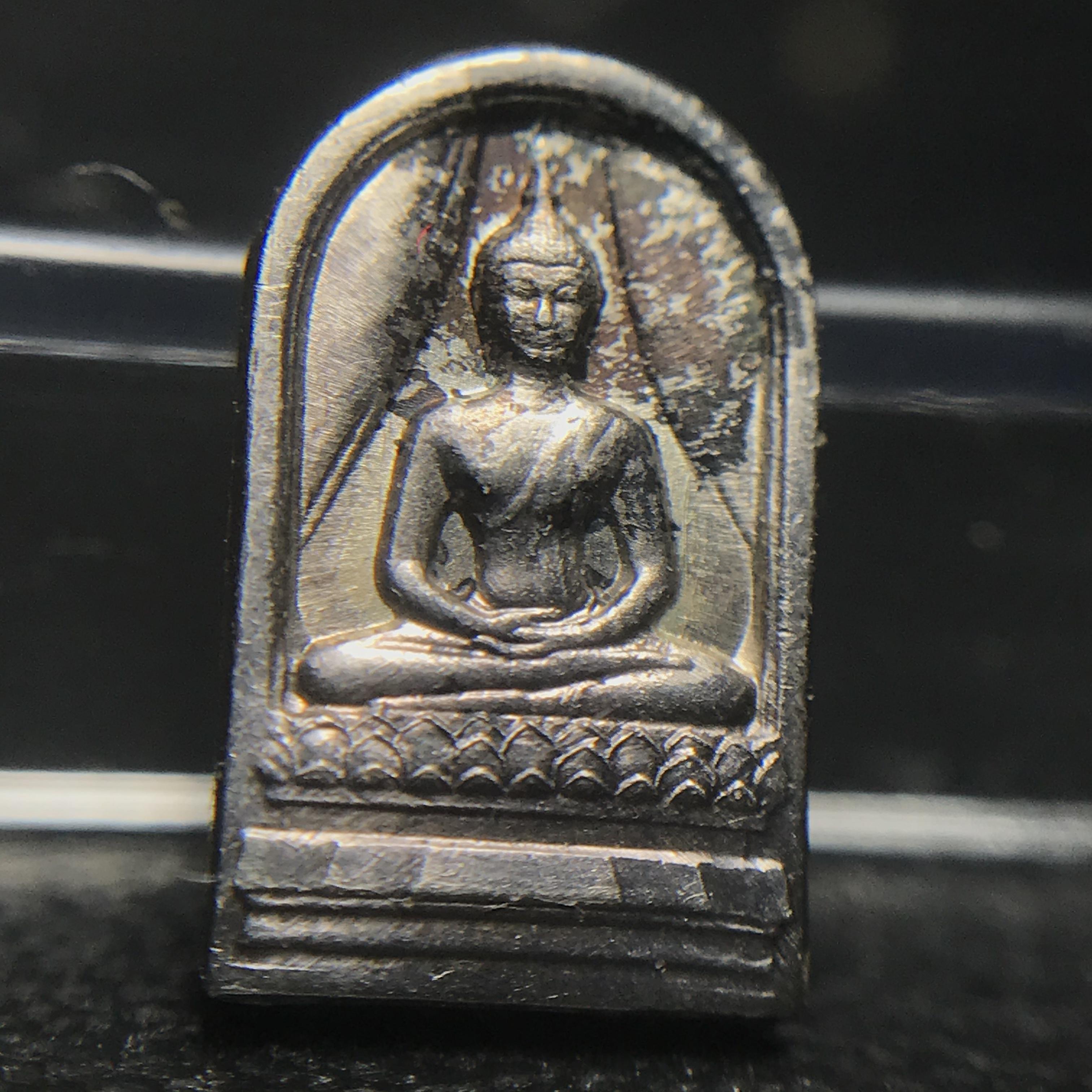 พระปรกใบมะขาม พระพุทธสิหิงค์ ภปร ธรรมศาสตร์ 50ปี เนื้อเงิน(ในหลวงรัชกาลที่9 เสด็จเททอง)(พระปรกใบมะขาม ภปร. รุ่นแรก)หายาก ผิวเดิมสวย